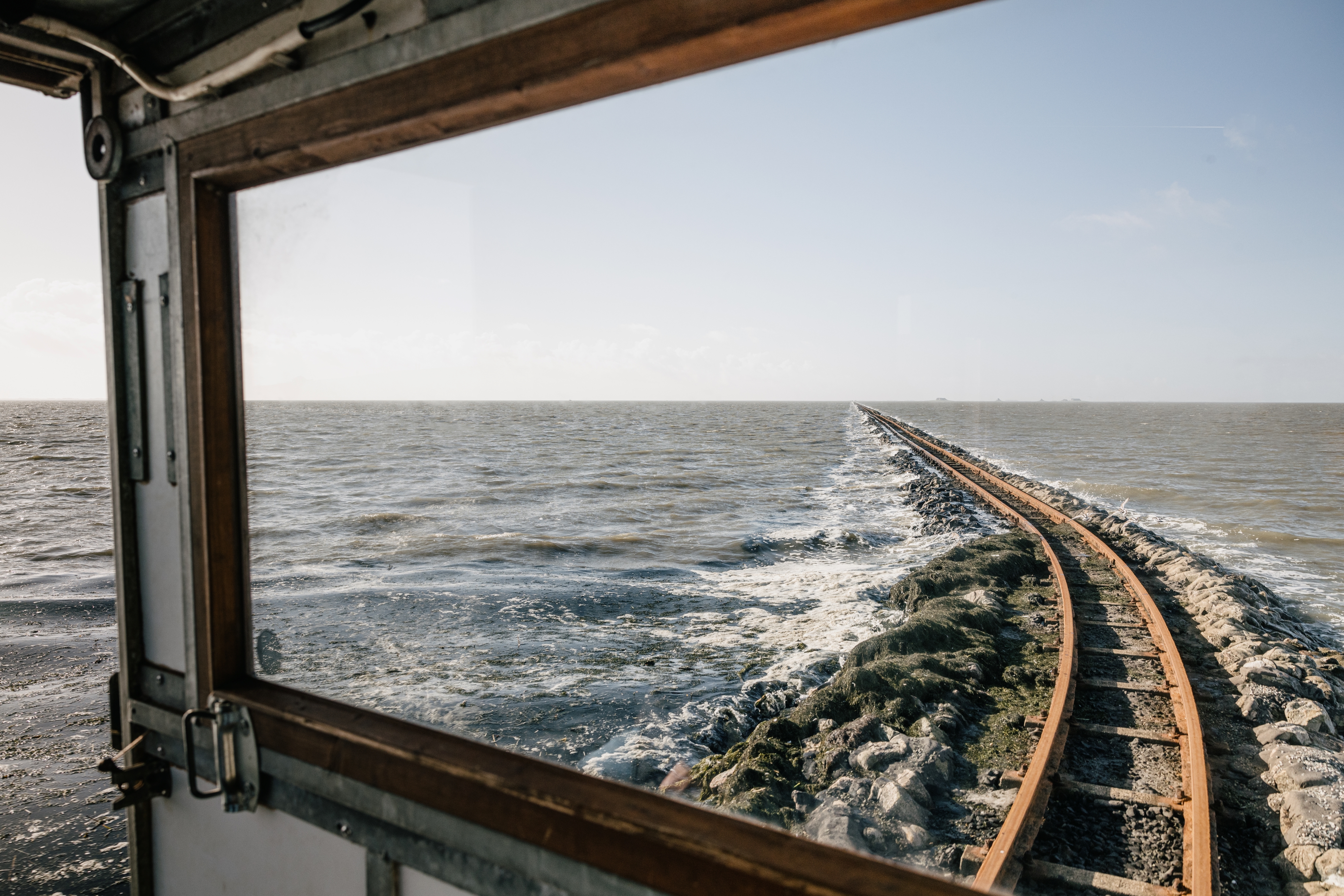 Auf dem Weg: Überfahrt mit der Lore zur Hallig 