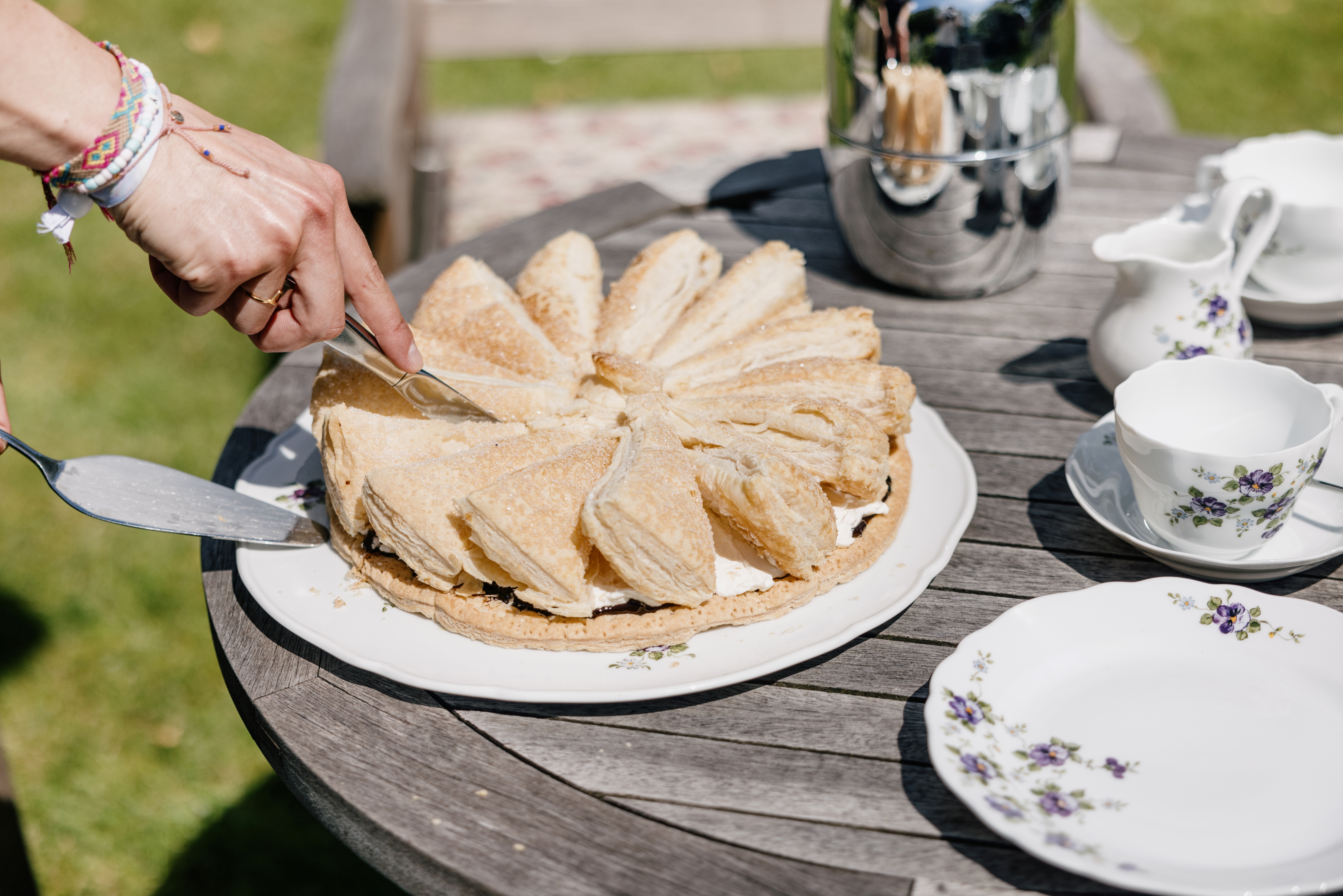traditionelle Friesentorte mit Kaffee in der Sonne