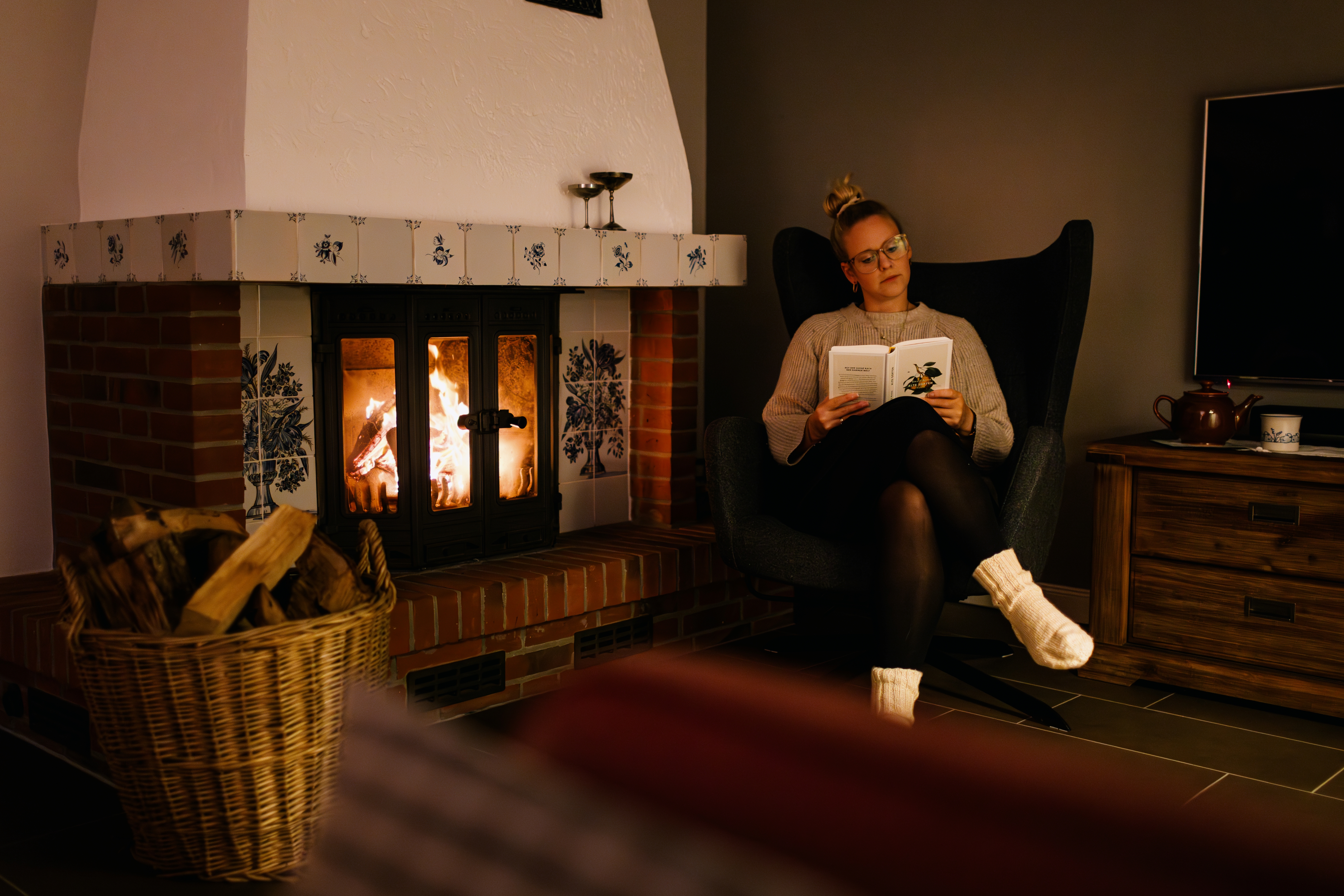 So lassen sich die kalten Tage aushalten, bei einem guten Buch vor einem wärmenden Kamin.