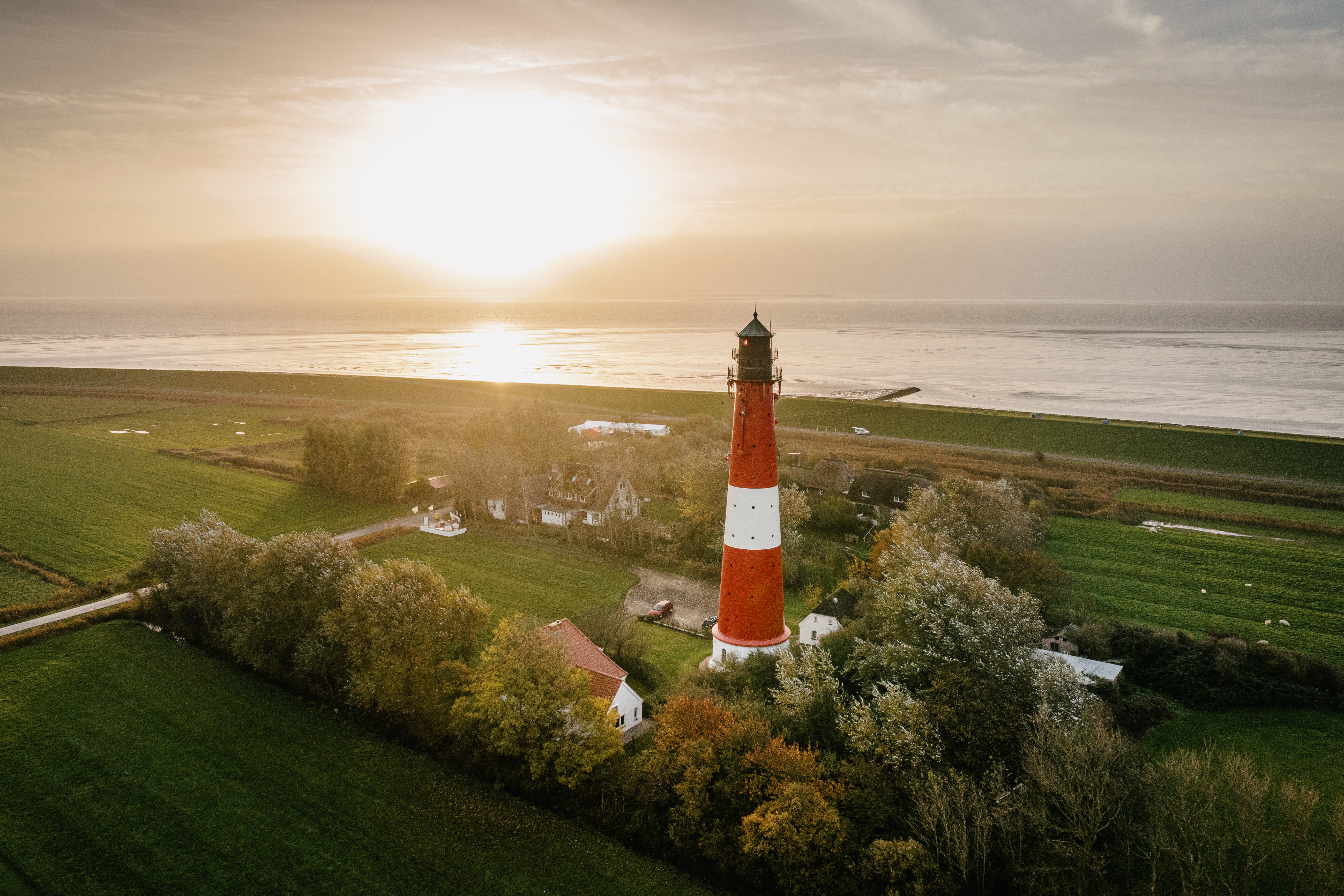 Pellwormer Leuchtturm im sanften Herbstlicht
