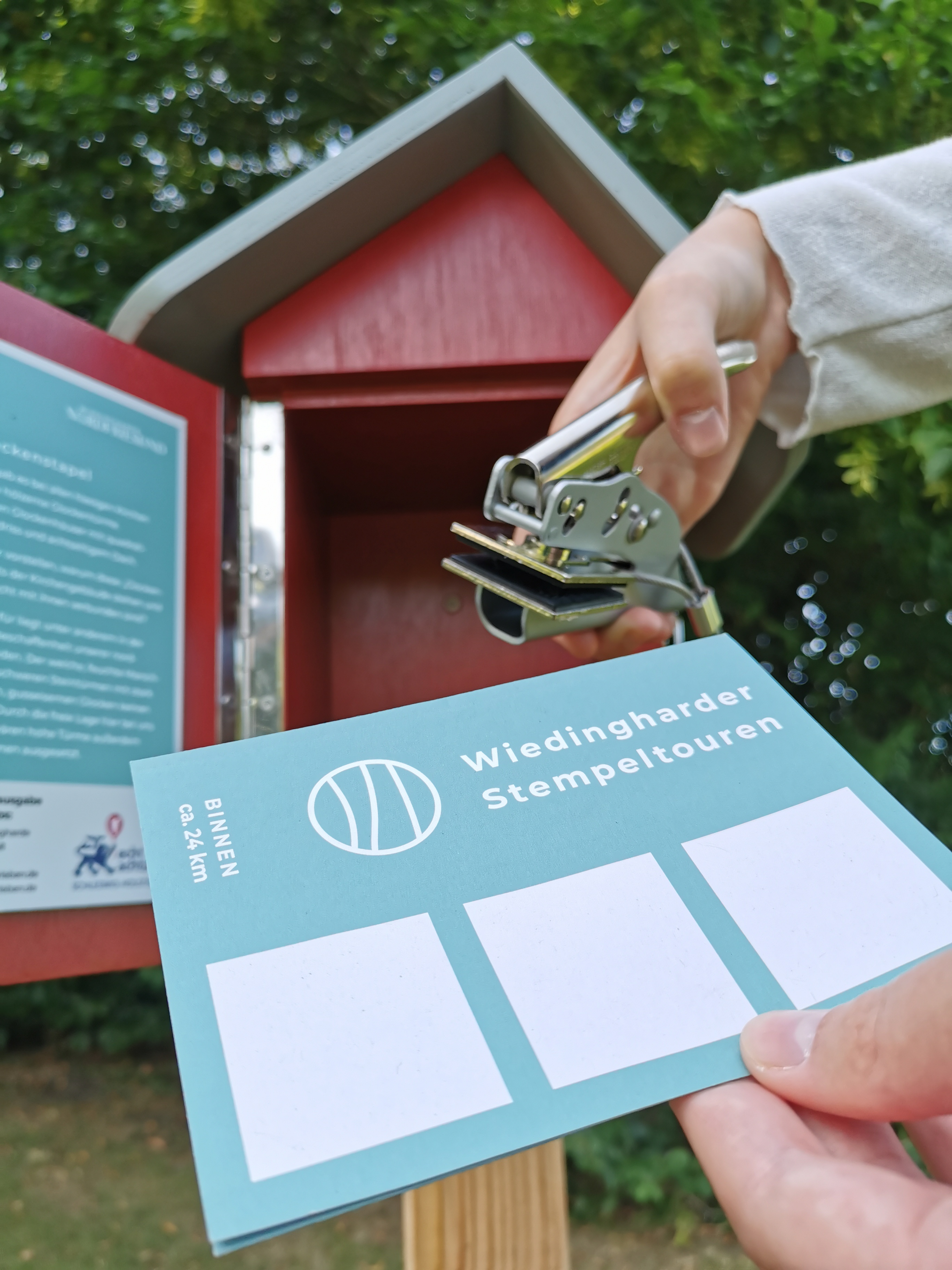 Infozentrum Wiedingharde, Ein Projekt des Tourismus-Vereins Wiedingharde, gefördert im Rahmen des 80-jährigen Jubiläums des Landes Schleswig-Holsteins. Ein Projekt des Tourismus-Vereins Wiedingharde, gefördert im Rahmen des 80-jährigen Jubiläums des Landes Schleswig-Holsteins.