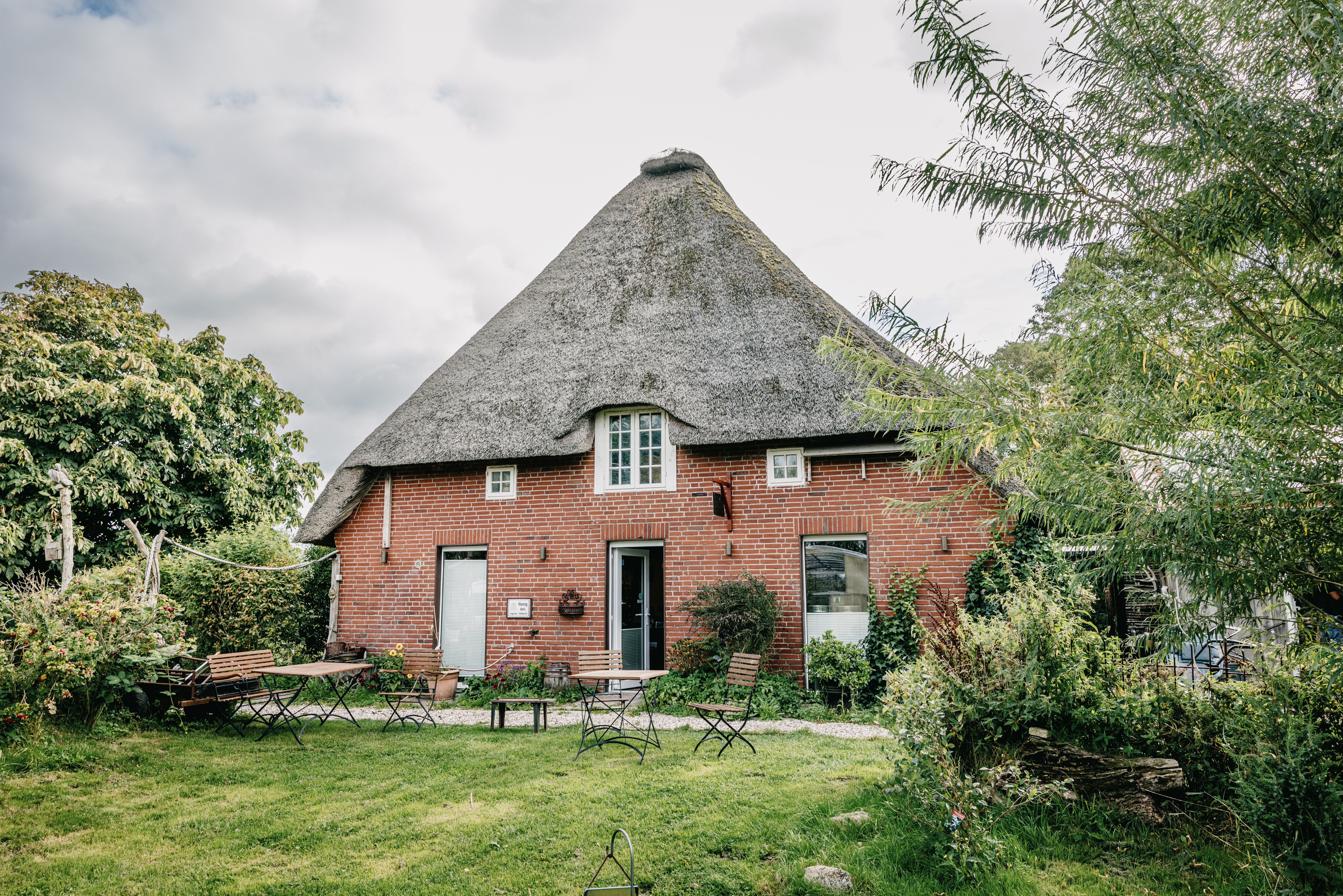 Besuch der Kaffeerösterei Nordfriesland lohnt sich allein wegen der wunderschönen Lage des Reetdachhauses in den Reußenkögen