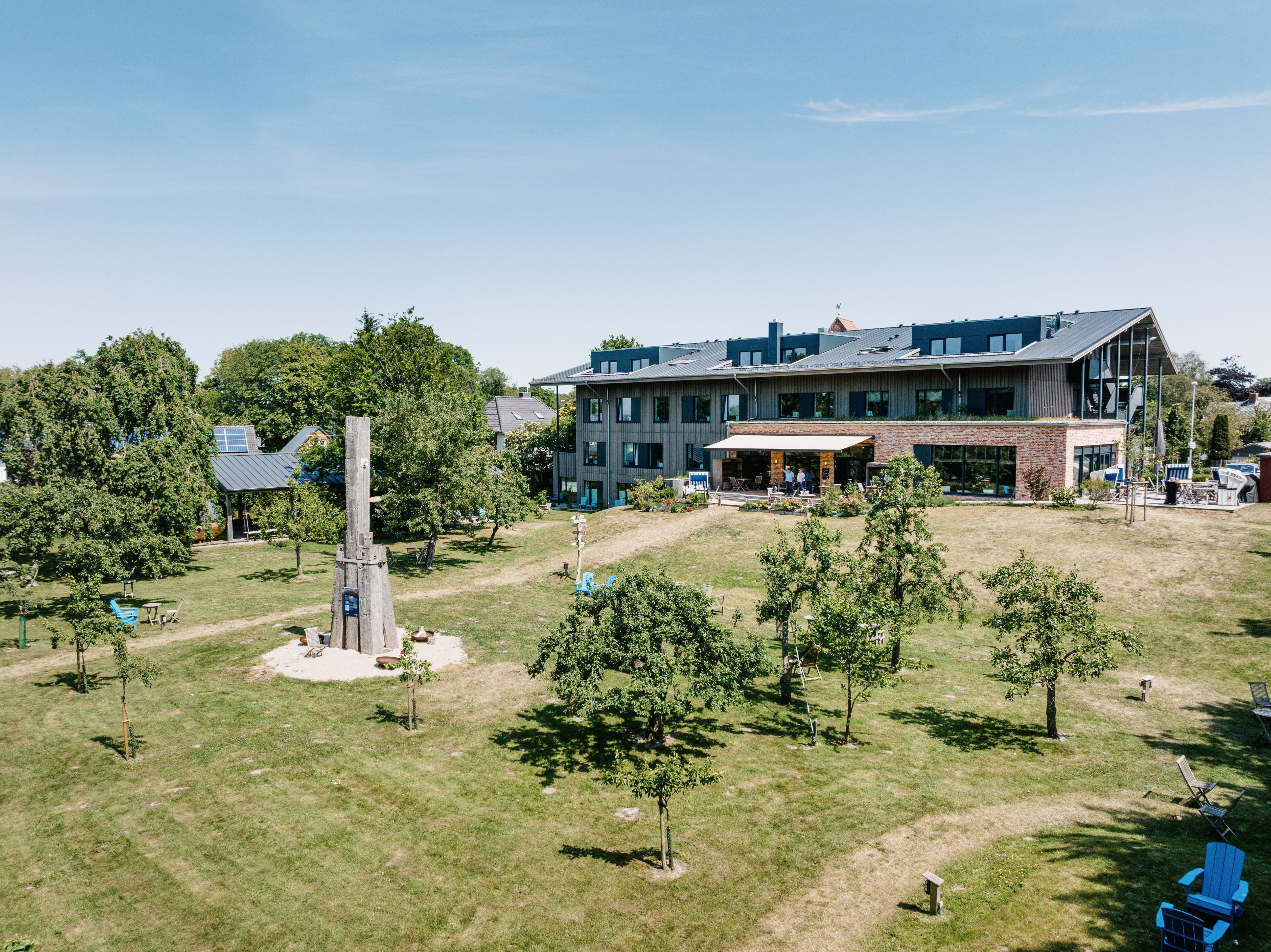 Der weitläufige Garten mit Terasse im Hotel Landhafen in Niebüll