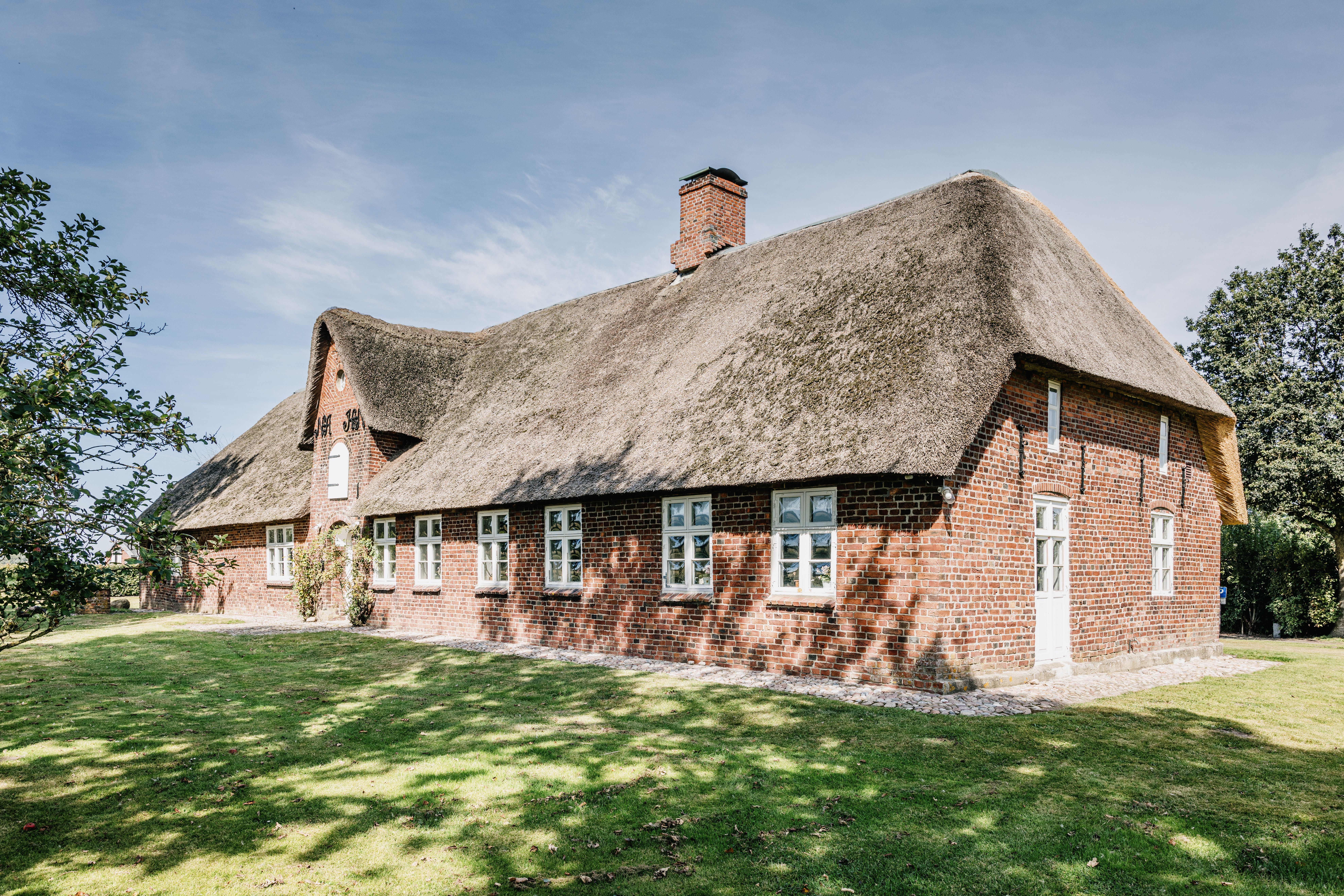 Das Andersen-Hüs in Risum-Lindholm ist typisch uriges reetgedecktes Haus, in dem viel kulturelles Programm geboten wird.