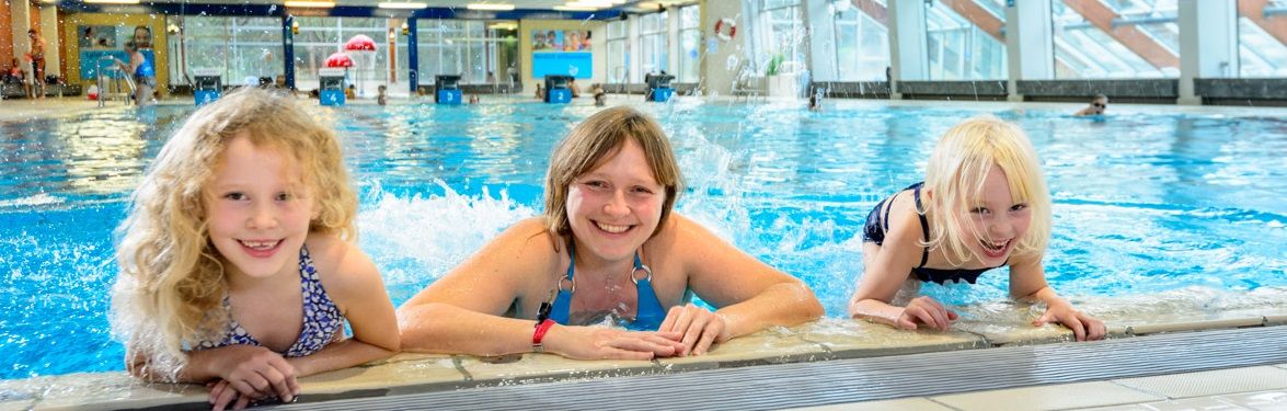 Familie im Schwimmbecken des Husum Bads