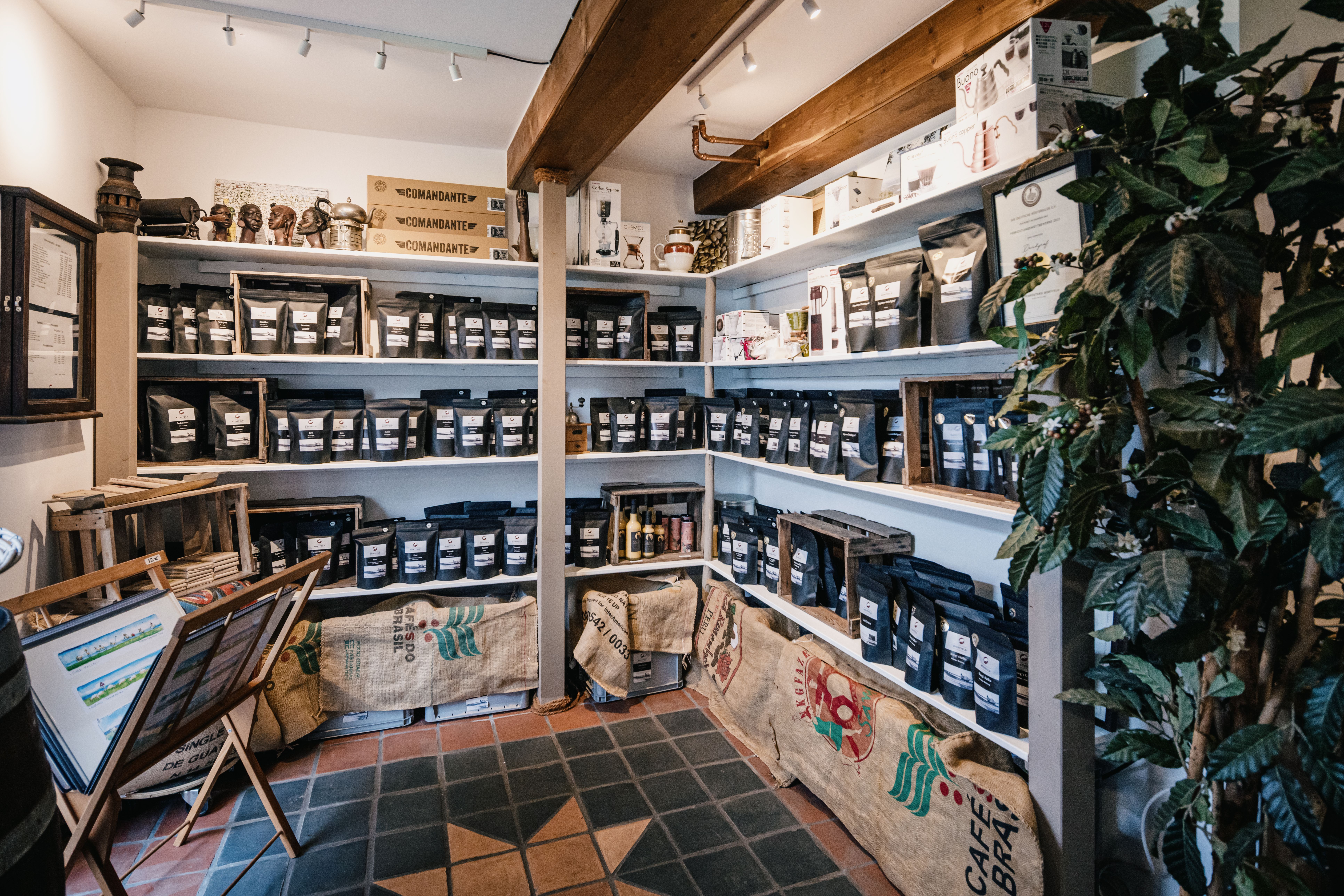 Frisch gerösteten Kaffee der Kaffeerösterei Nordfriesland direkt im Laden oder online erwerben