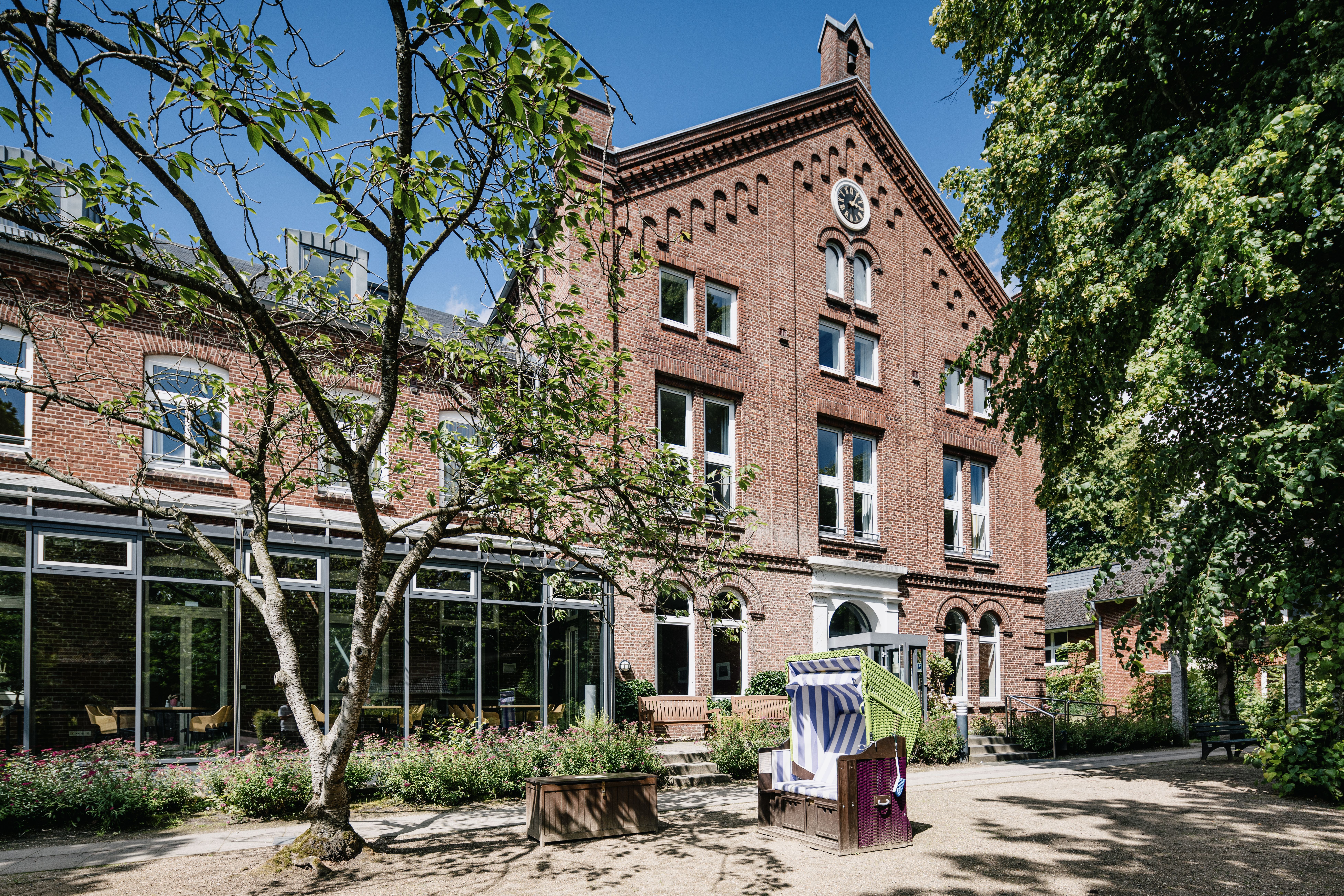 Haupteingang Christian Jensen Kolleg mit Garten