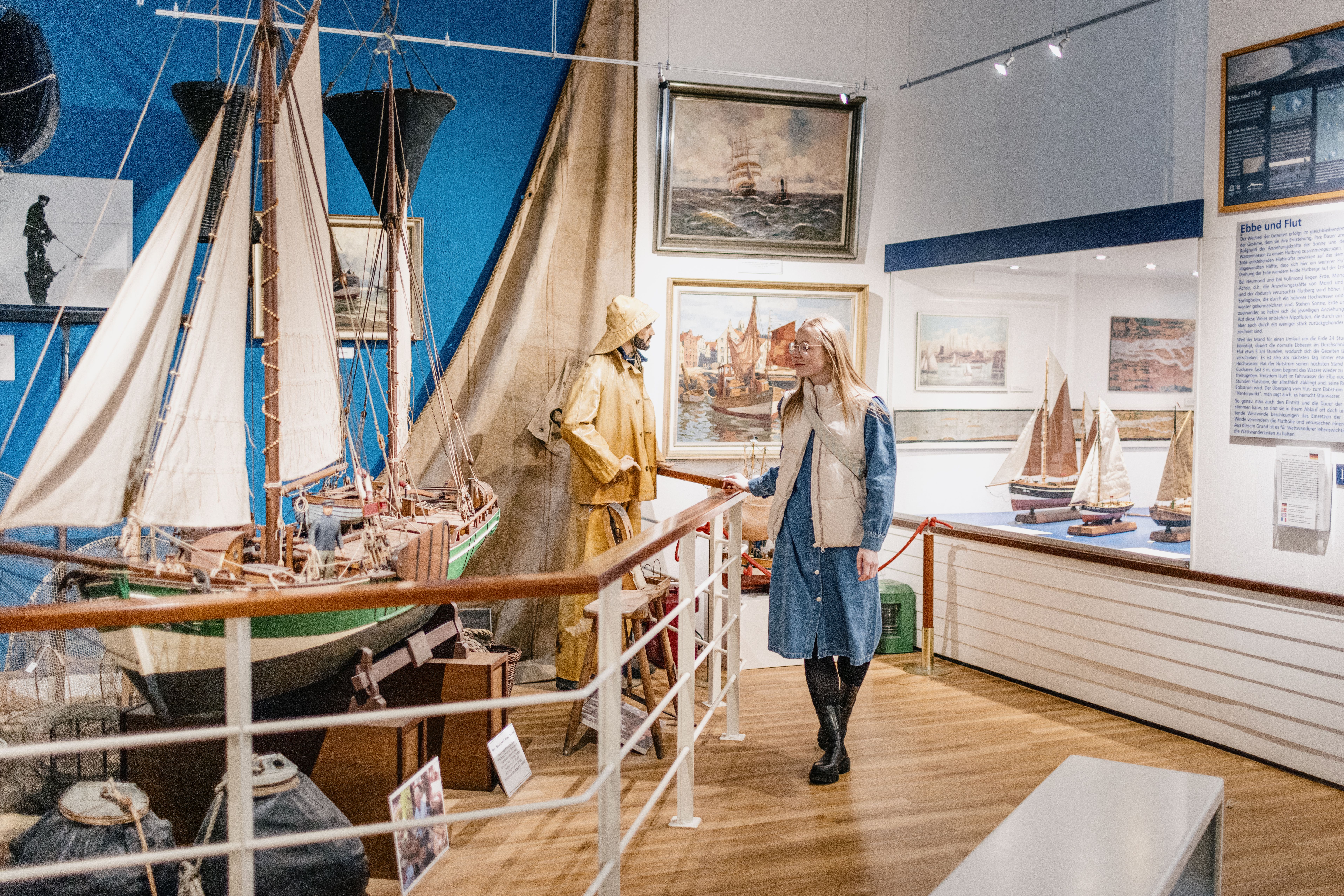 Frau im Schiffahrtsmuseum Nordfriesland in Husum
