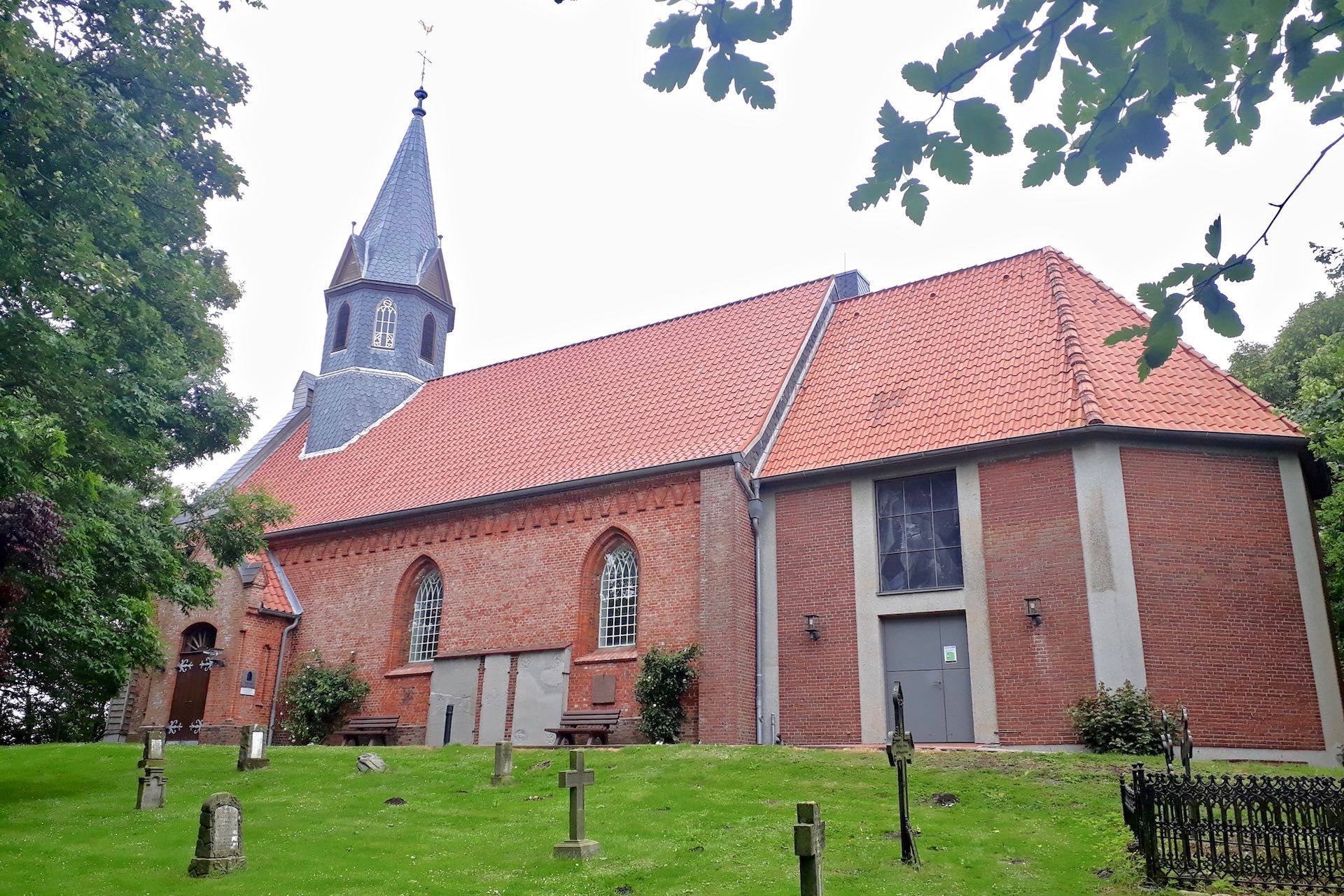 Auf dem Rückweg über die Insel besuchen wir auch die alte Kirche St. Vinzenz.