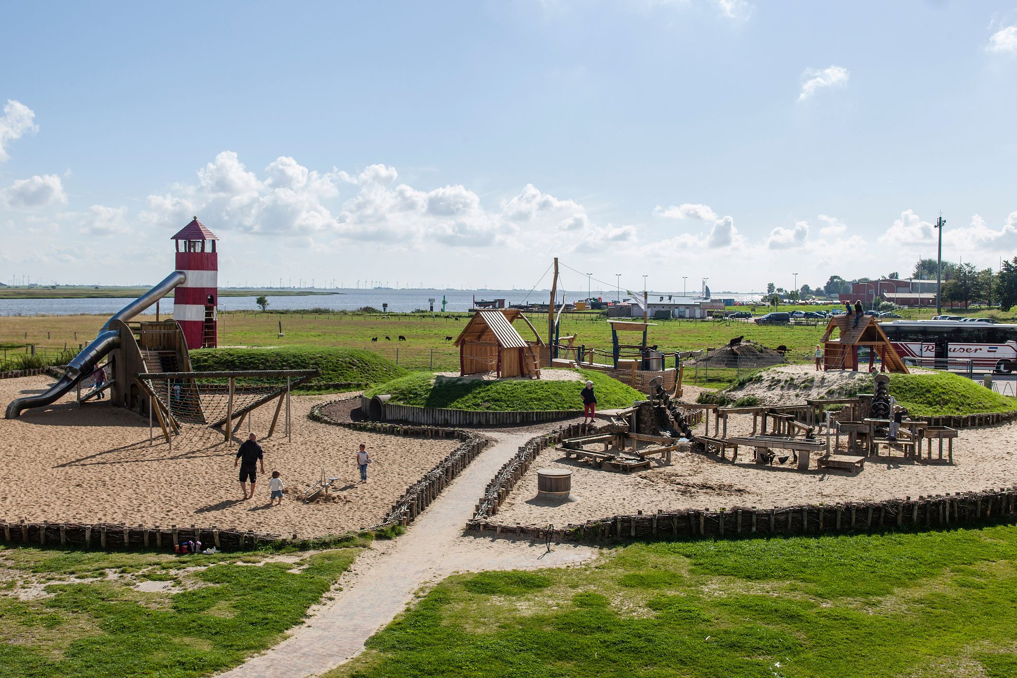 Der Spielplatz des Multimar Wattforum mit Blick aufs Wasser