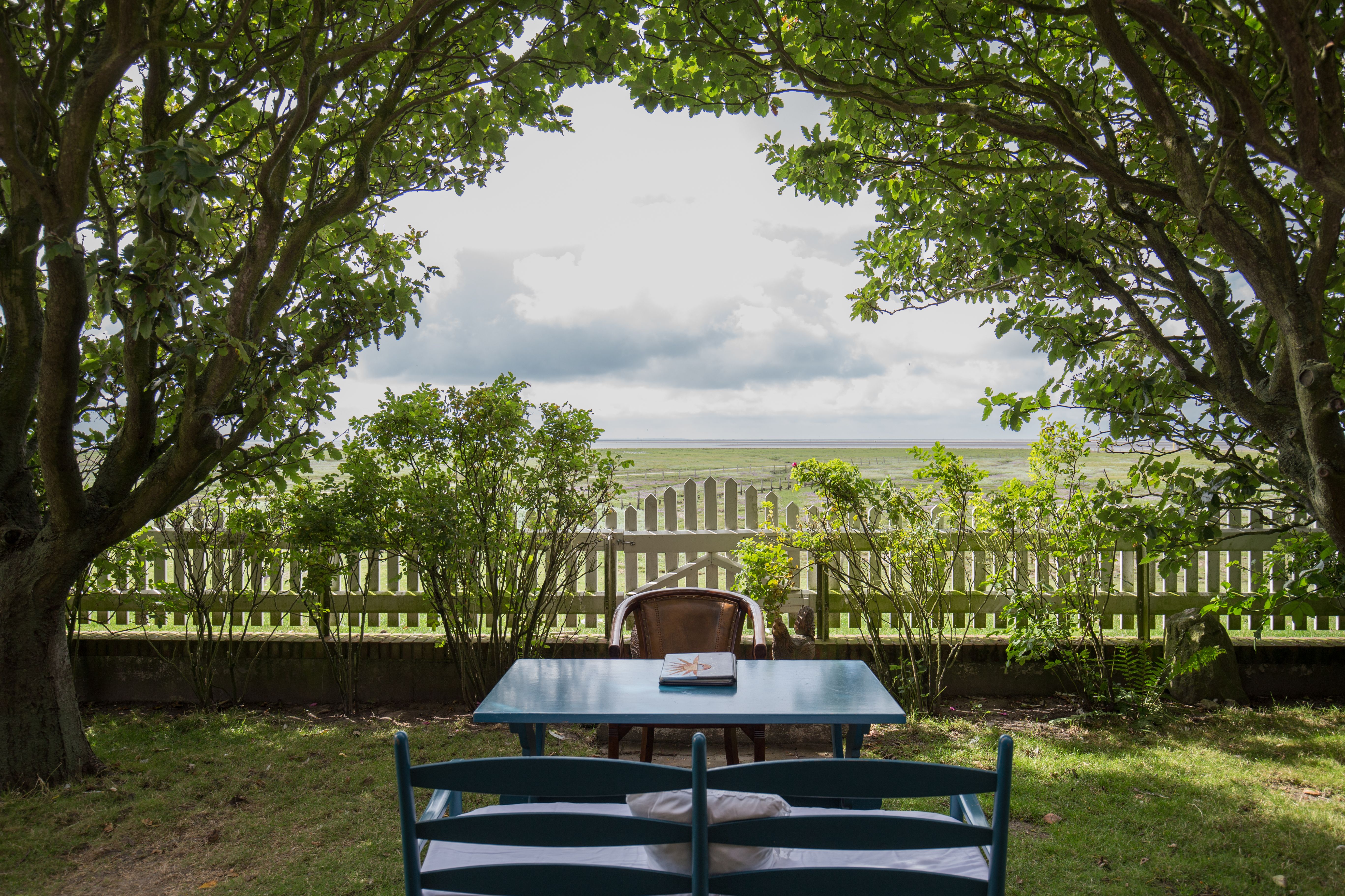 Blick vom Traualter über die grüne Hallig Süderoog