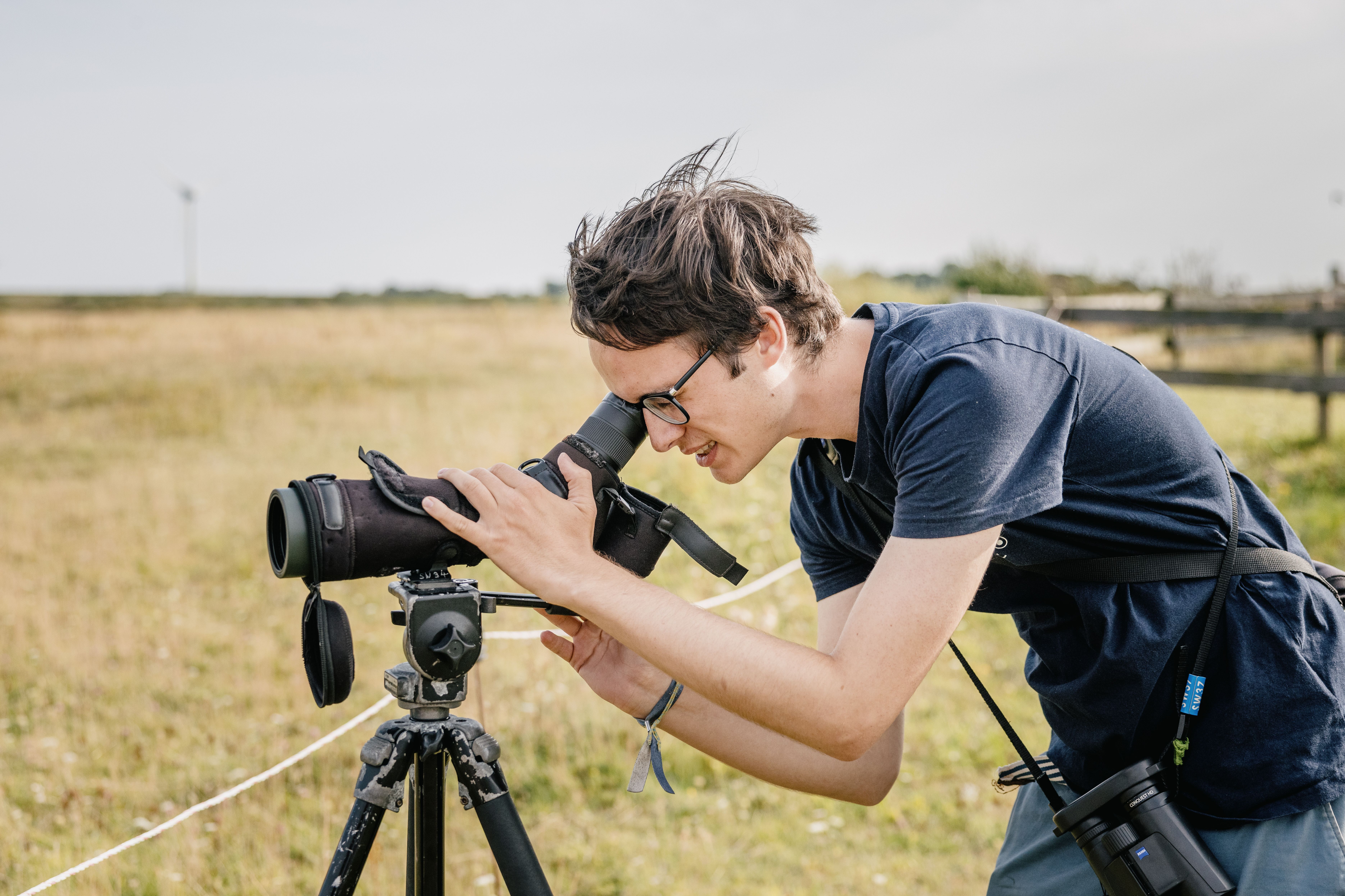 Ein mann der Schutzstation Wattenmeer schaut durch ein Fernglas