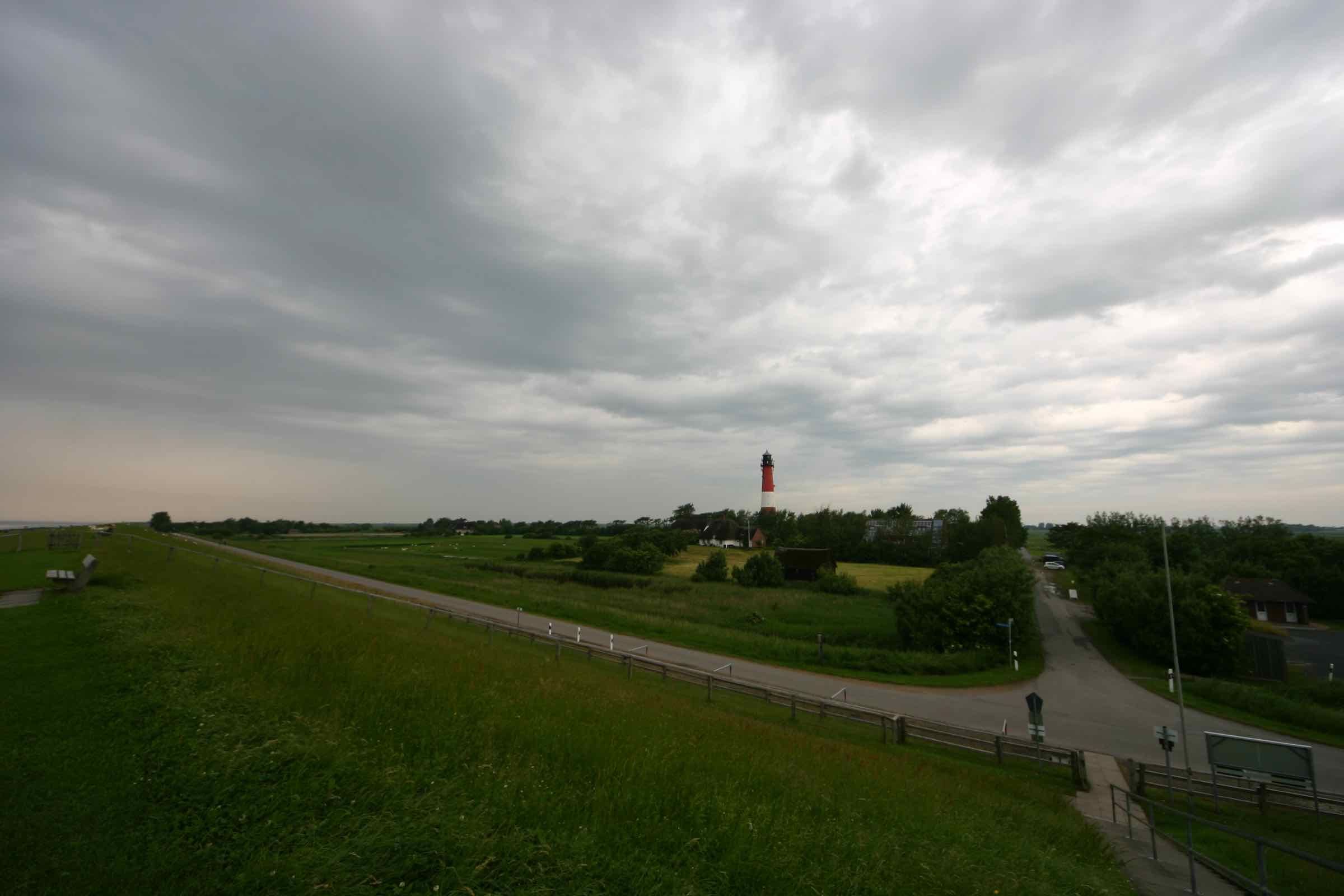 Süderoog liegt mitten im Nationalpark Schleswig-Holsteinisches Wattenmeer. Wir starten auf Pellworm und laufen 6 km bis zum Herz der Nordsee. Nach kurzem Aufenthalt und Führung auf der Hallig geht es übers Watt zurück.
