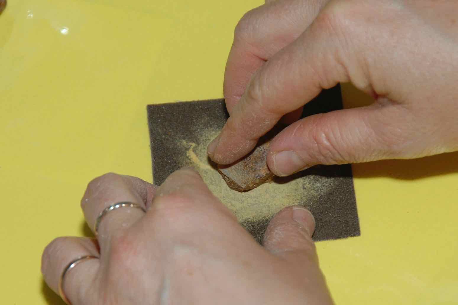 Das Meer spült allerhand an die Küste: Muscheln, Schnecken, Algen und Müll. In unserem Wattlabor entdecken wir die Vielfalt der Funde und schleifen einen Bernstein - das Gold der Nordsee.