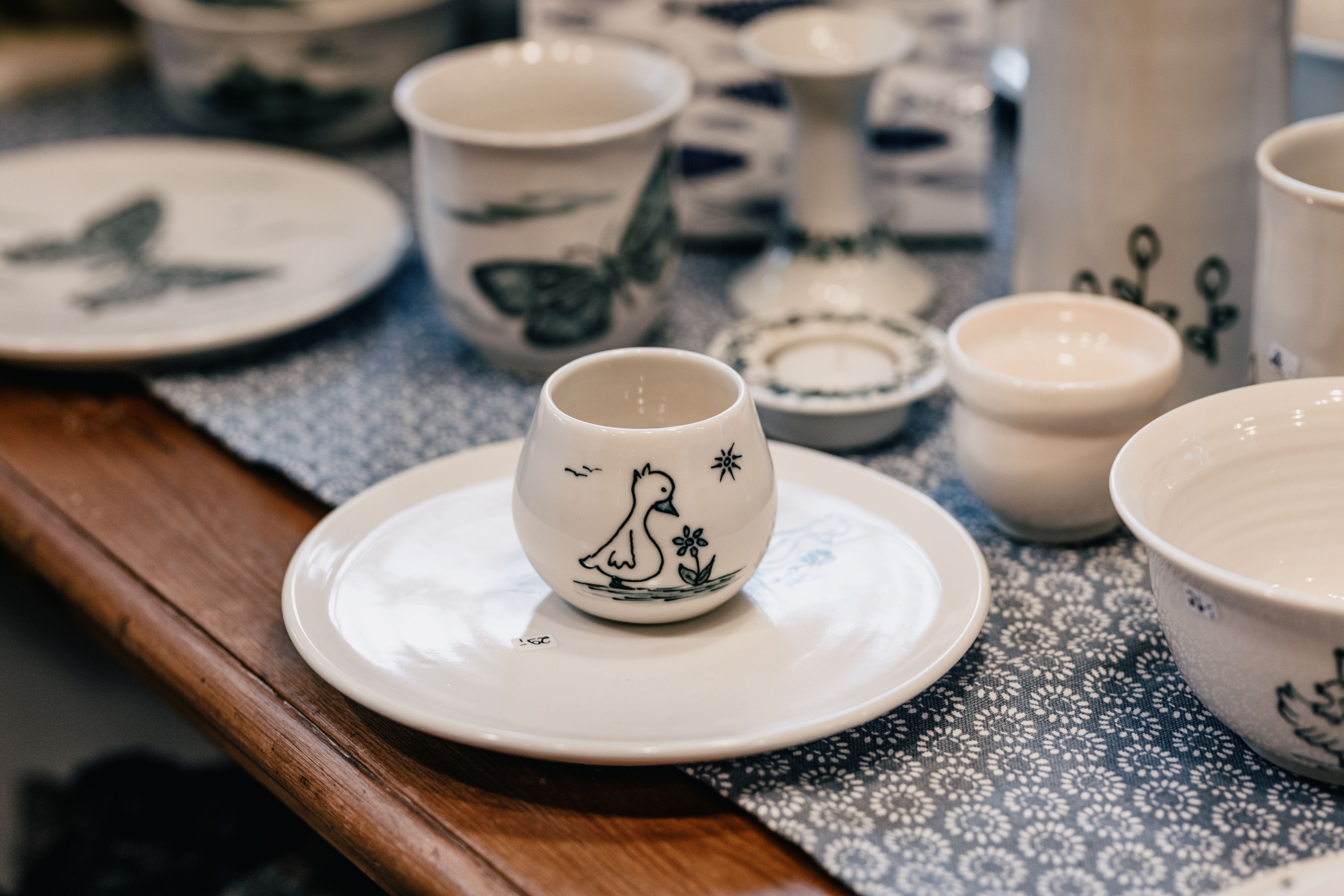 Verschiedene Keramik-Produkte mit liebe zum Detail in der Nordstrander Töpferei entdecken.