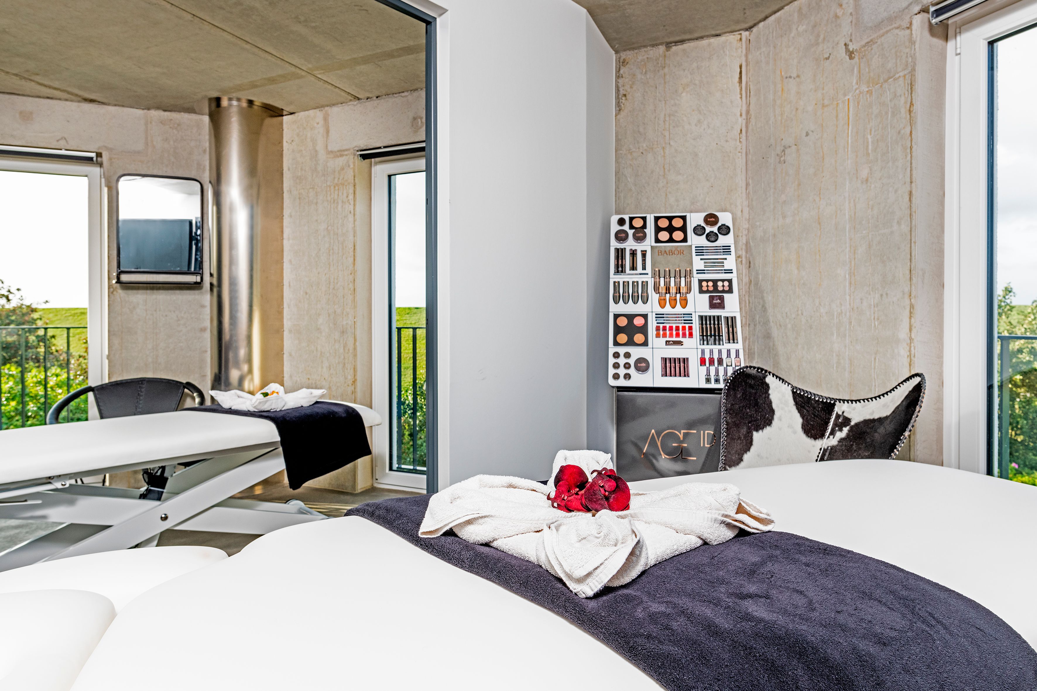 Blick in den SPA-Bereich des Hotels mit zwei Massageliegen