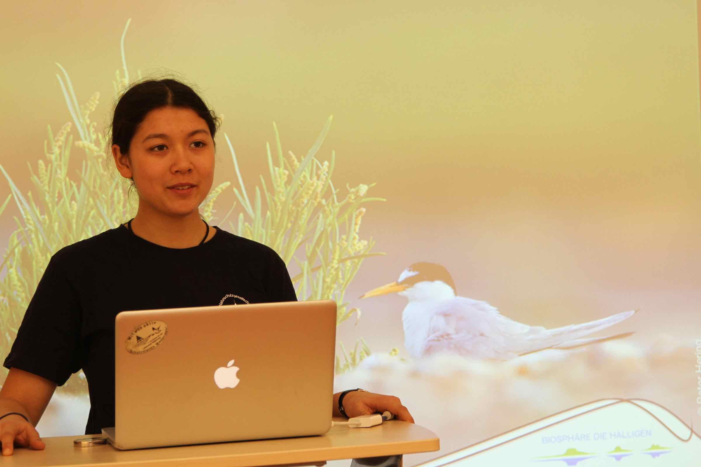 Der eindrucksvoll bebilderte Vortrag stellt die häufigsten Vogelarten der Hallig Langeneß vor, erklärt wie sie gezählt werden und warum das Wattenmeer eine so große Bedeutung für sie besitzt.