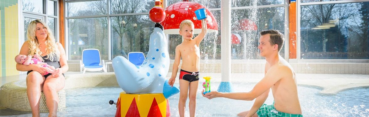 Familie spielt im Kinderbereich des Husum Bads