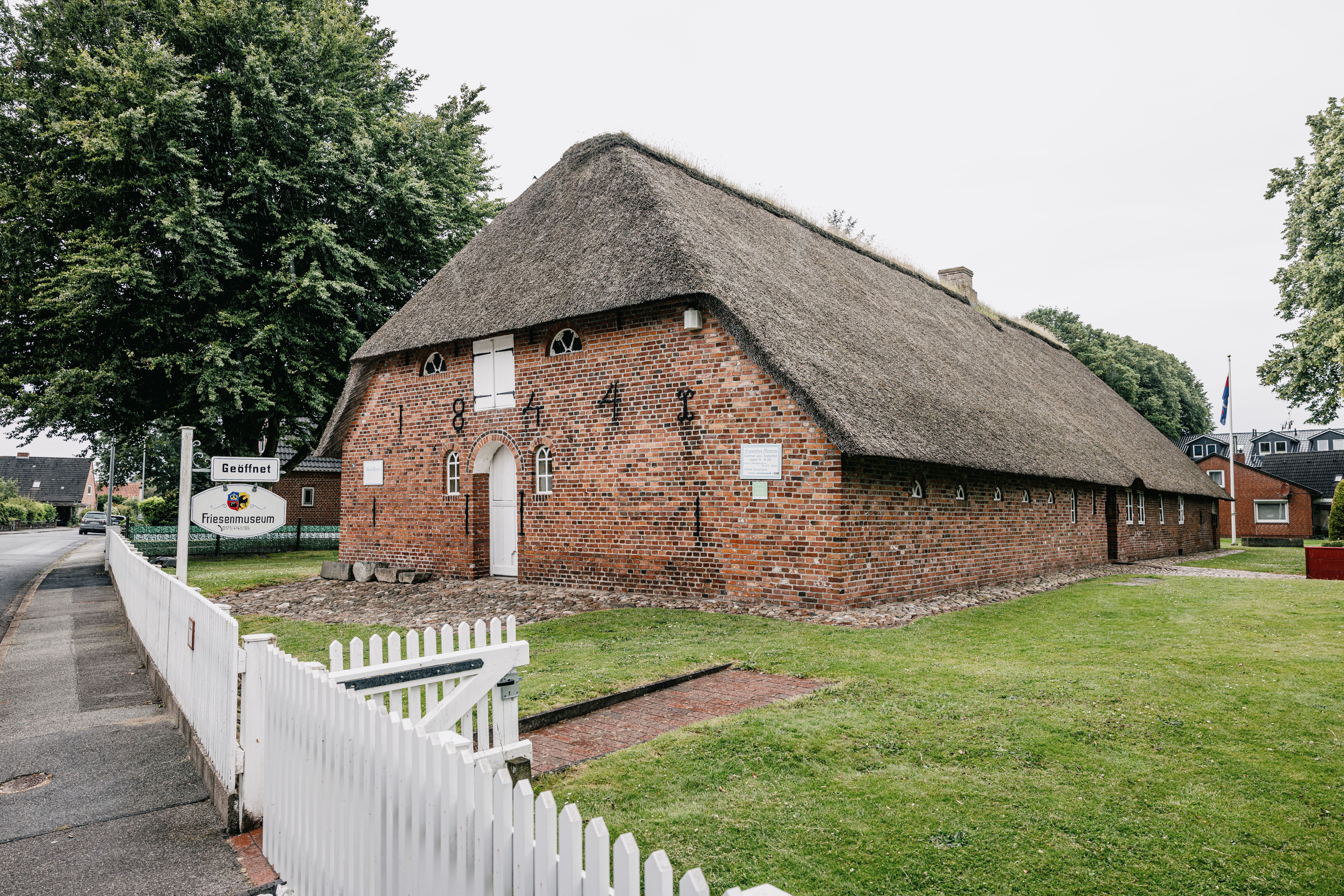 Friesisches Museum Niebüll in typischem Reetdachhaus