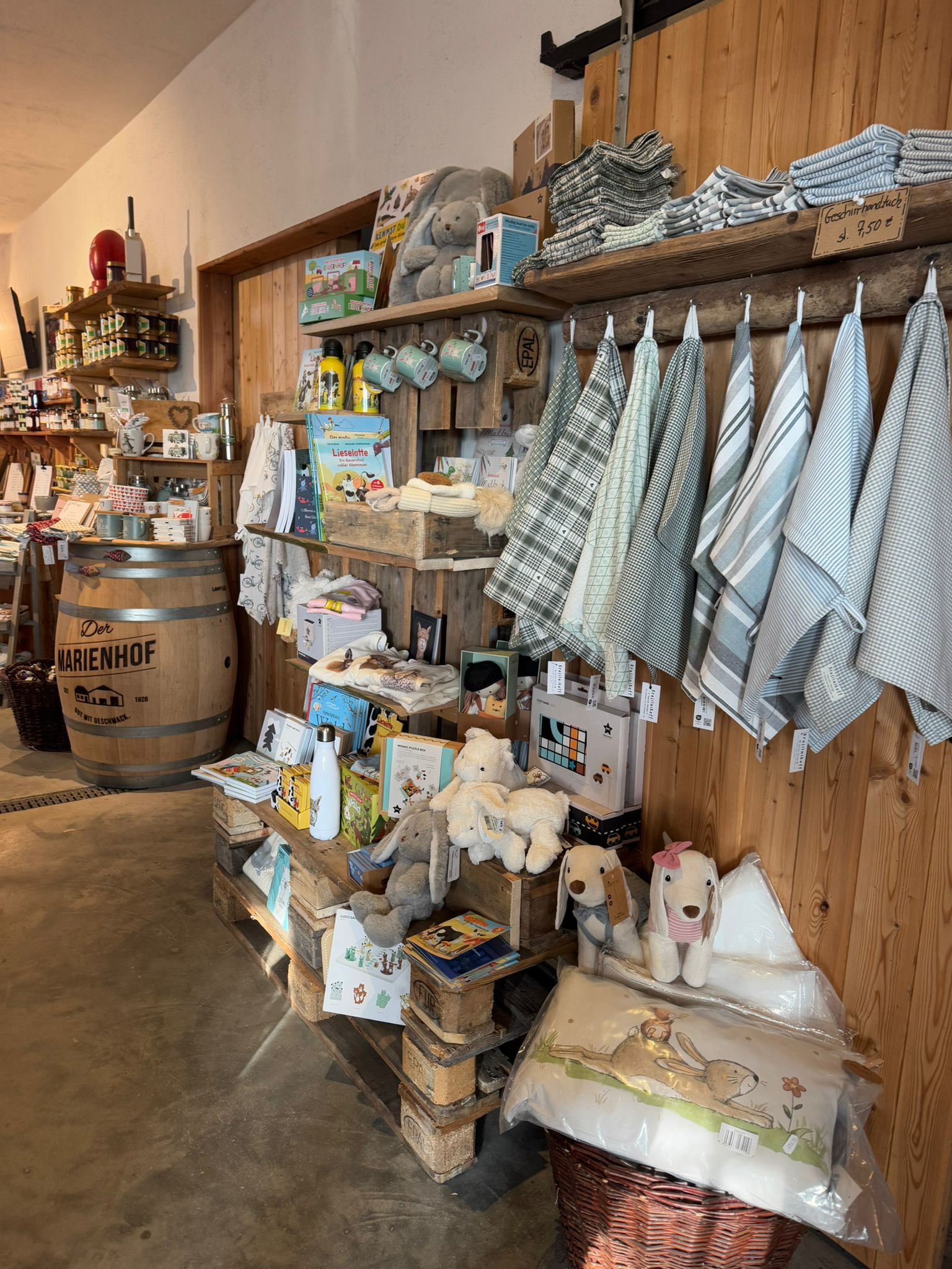 Neben Lebensmitteln auch Geschenk-Artikel im Marienhof erhältlich