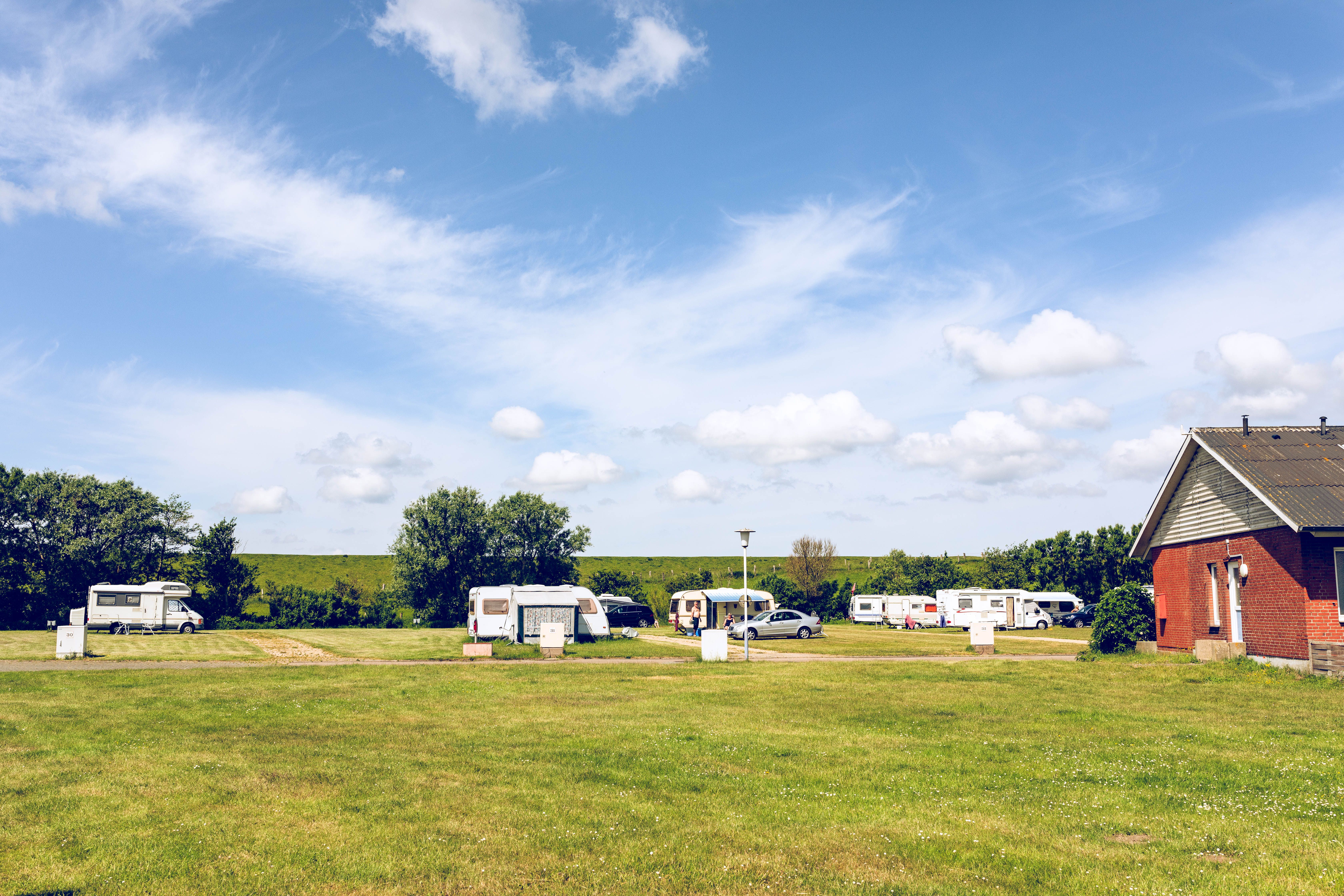 Blick auf Wohnmobile auf der Regenbogen Ferienanlage in Husum