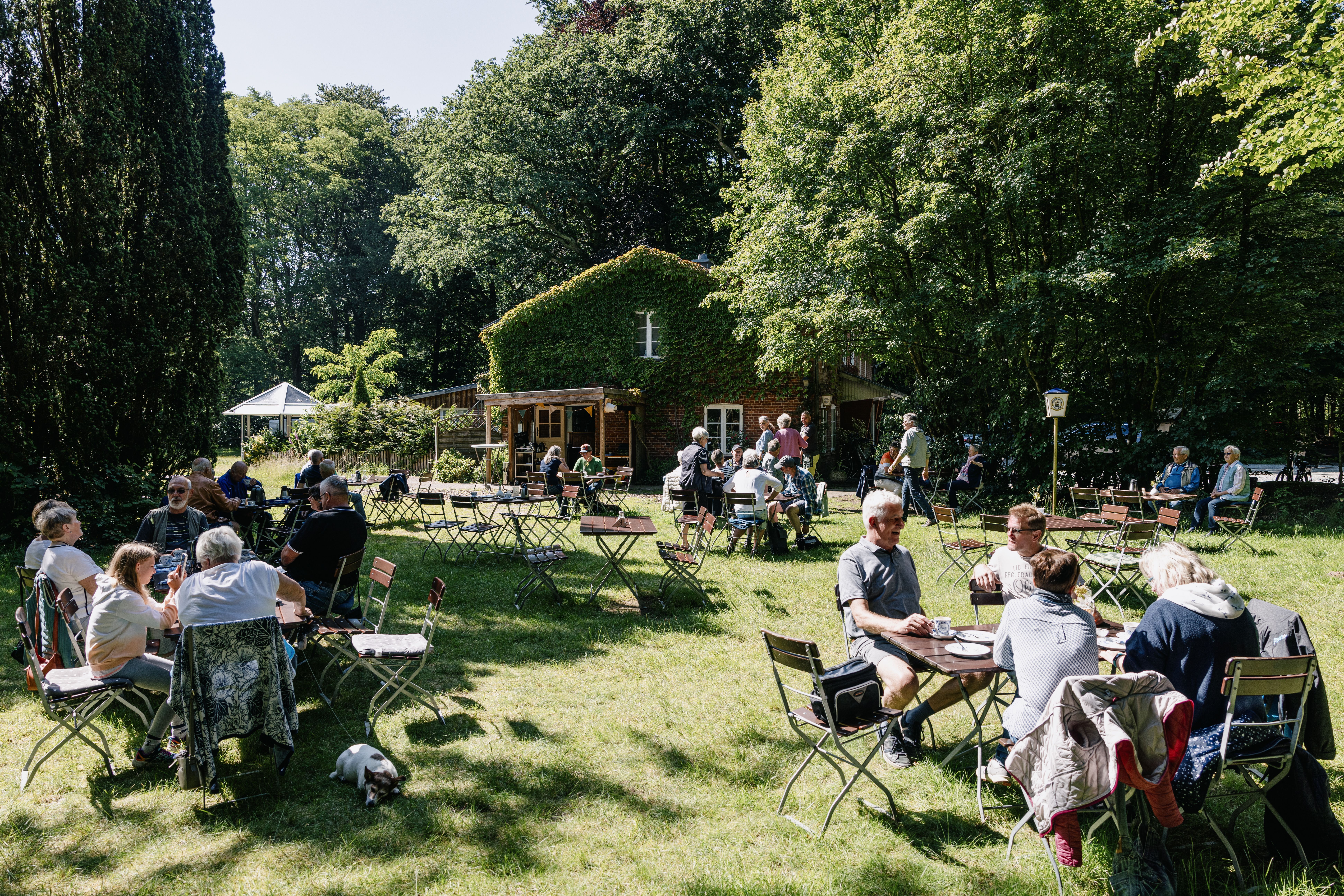 Viele Sitzgelegenheiten draußen in der Gaststätte Waldheim