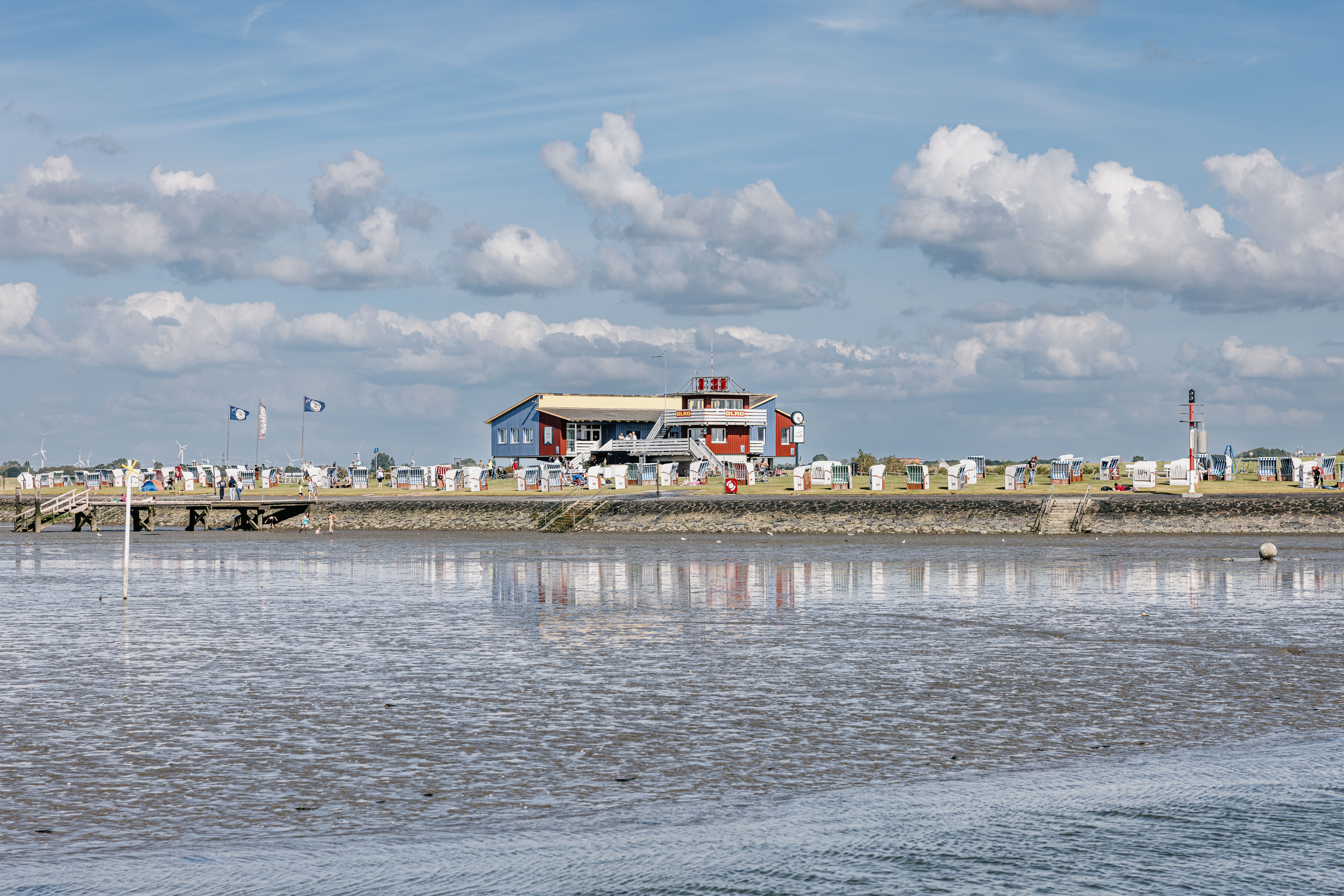 Strandkörbe und das bunte Gebäude mit Imbiss prägen das Bild des Gründstrandes an der Dockkoog-Spitze in Husum