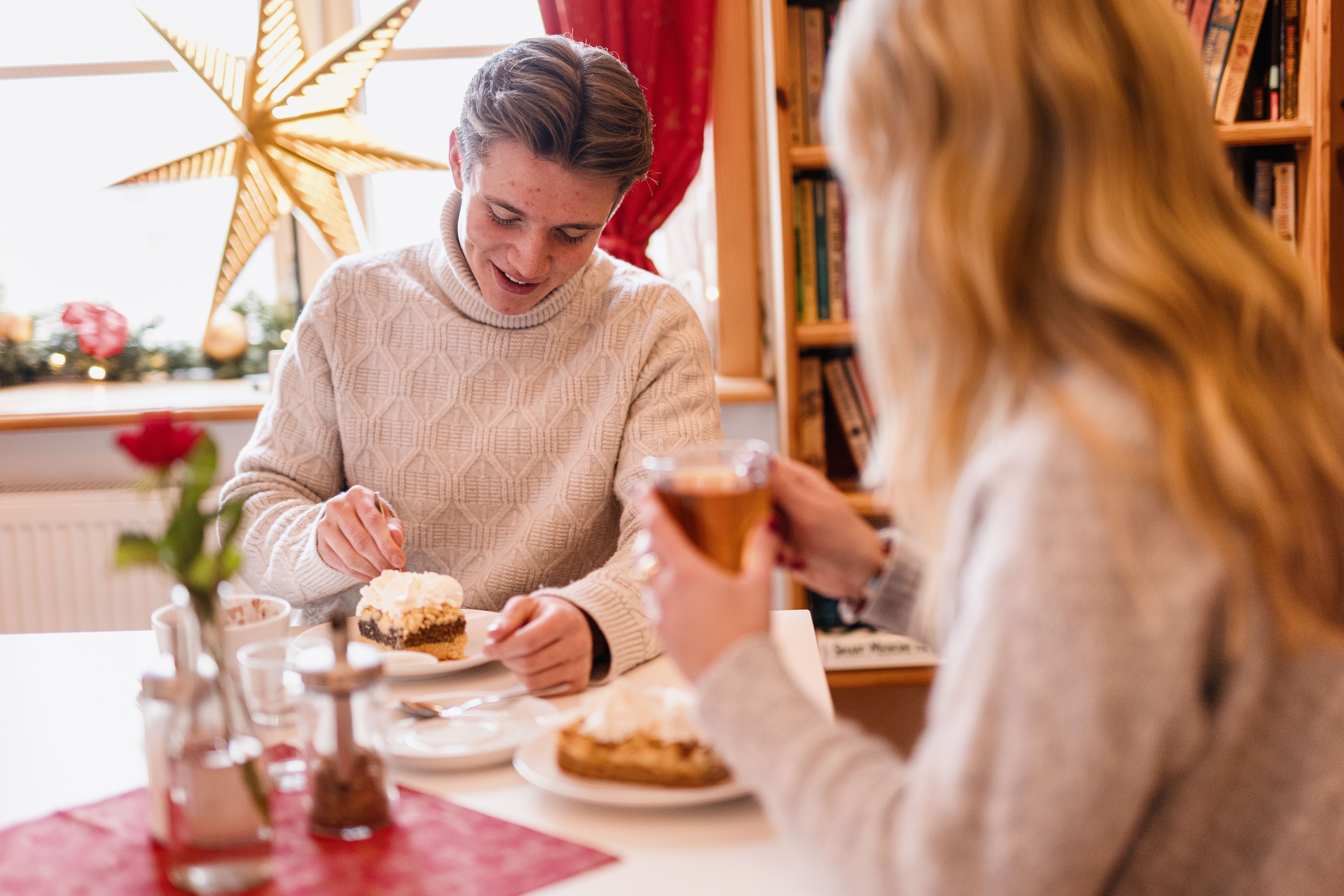Zwei Personen genießen Kaffee und Kuchen im Café Zollhaus