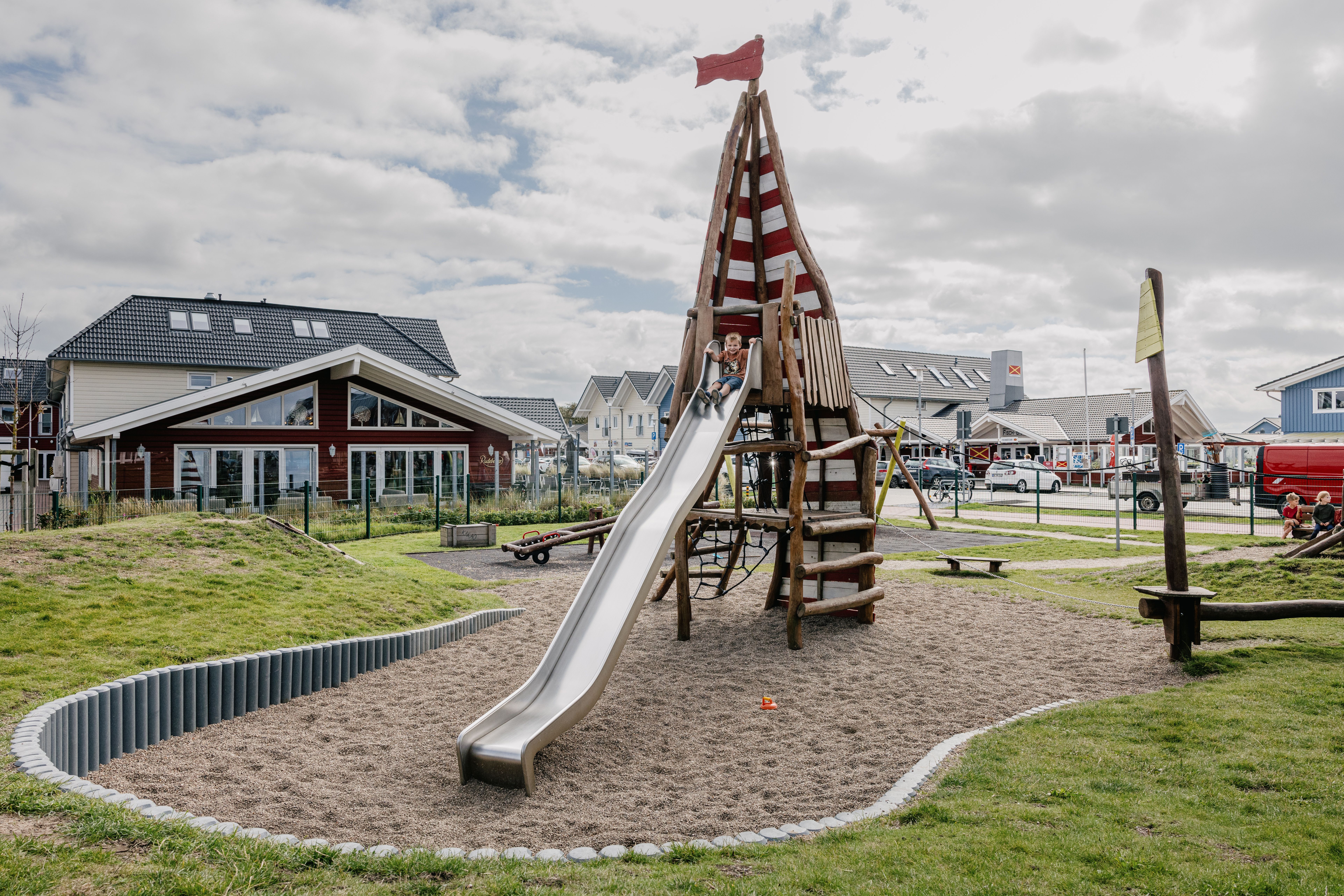 Spielplatz & Sandkisten in Dagebüll – perfekt für Familien. Klettern, Schaukeln & Buddeln mit Nordseeblick. Jetzt entdecken & entspannen!