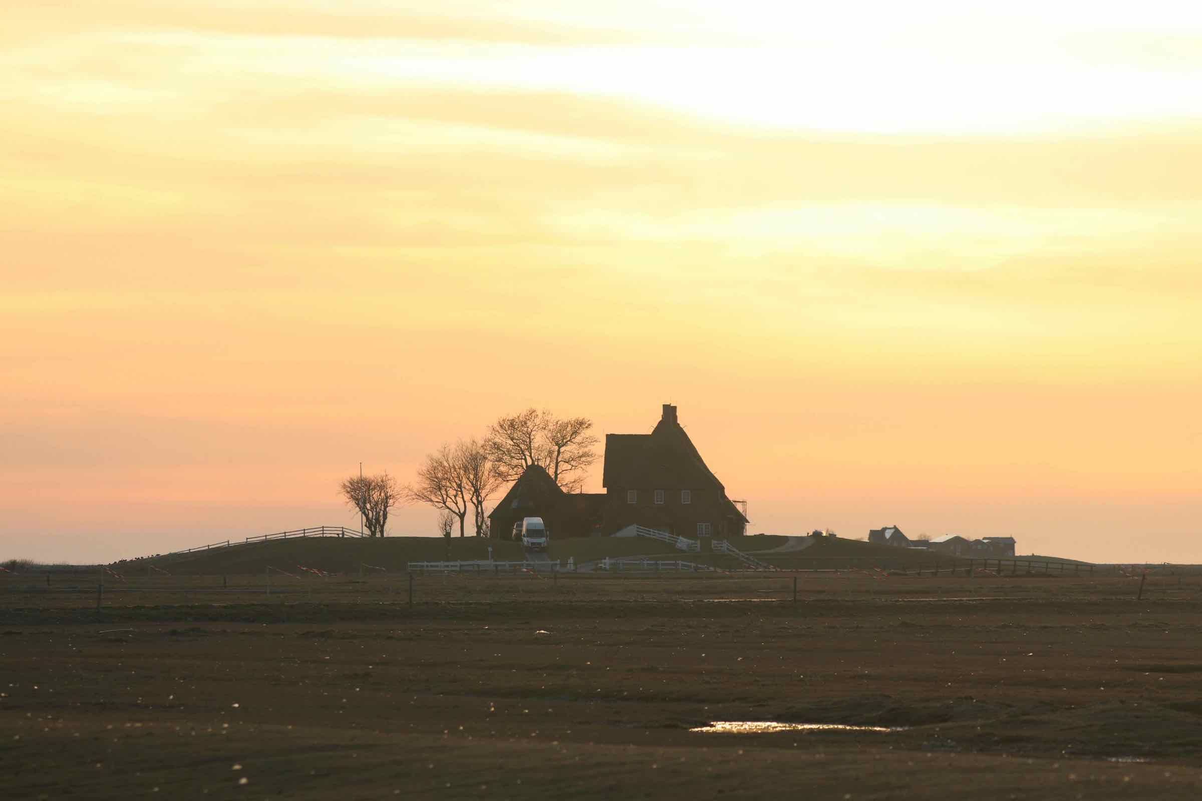 Landunter, kein fließendes Wasser, kein Strom... Bei dieser Führung lernen wir neben dem Leben heute auch die Geschichte der Hallig Hooge kennen. Ein Besuch der Halligkirche gehört natürlich dazu.