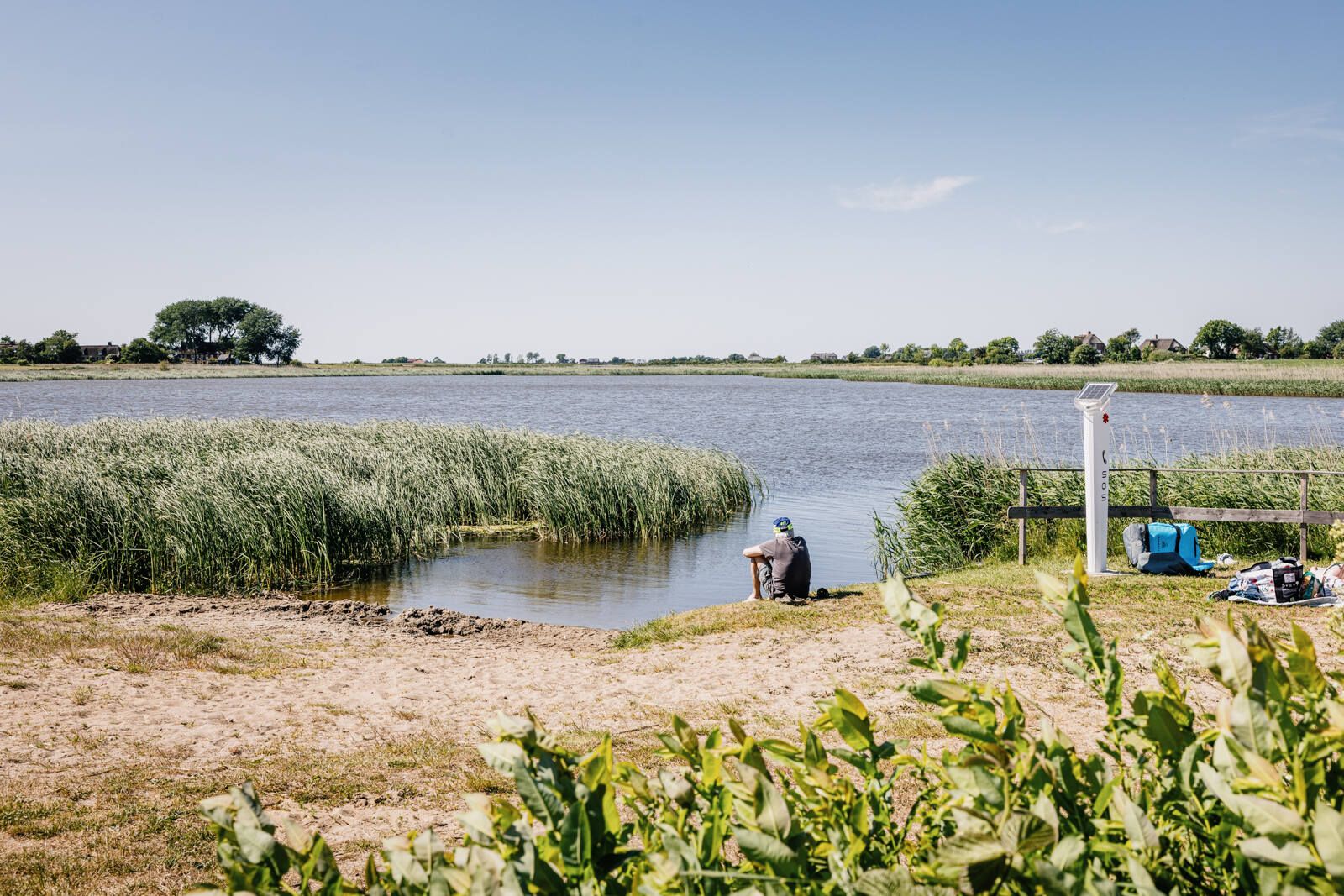 Baden im Hülltofter Tief nahe der Noldestiftung Seebüll in Nordfriesland