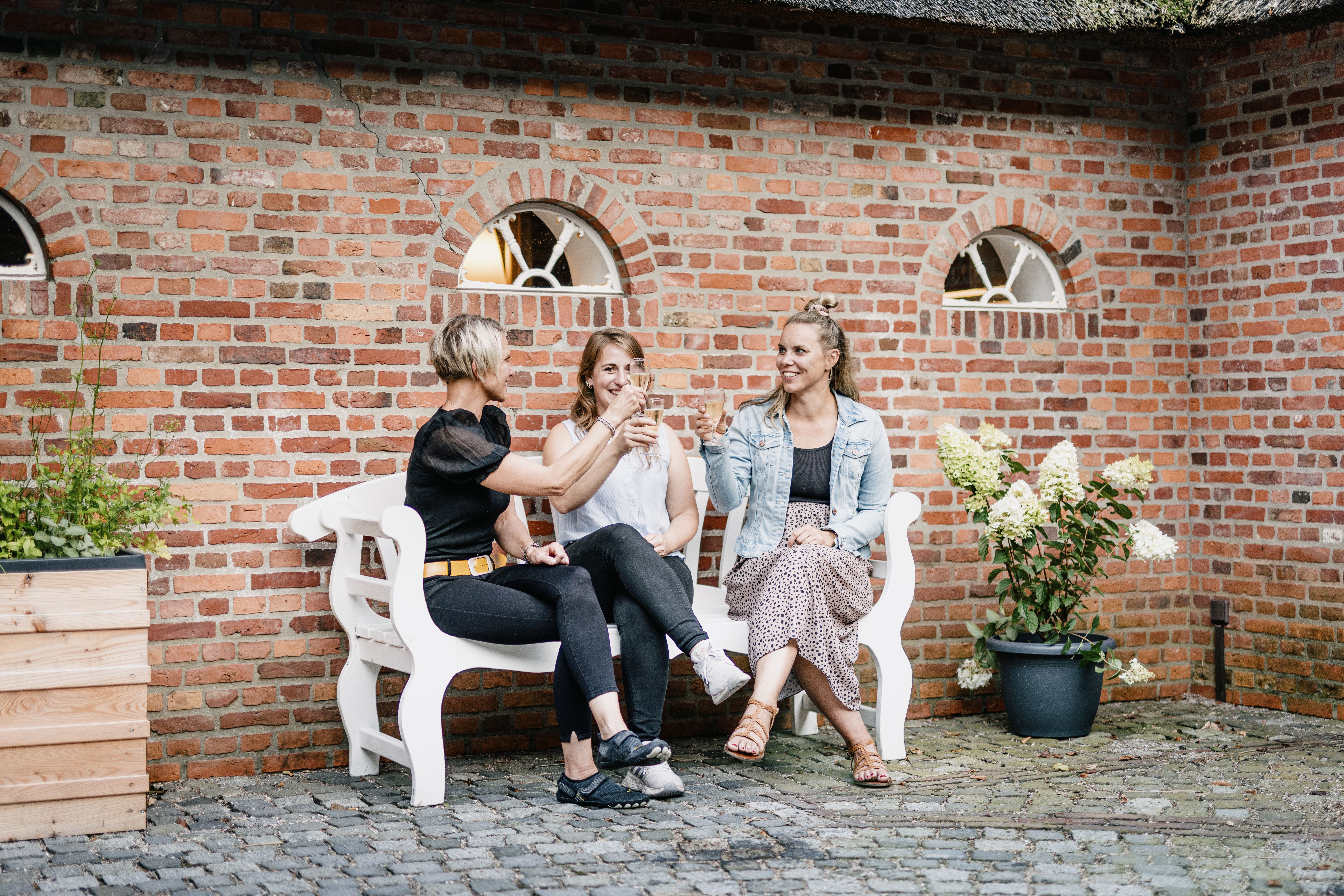 Klönschnack im Innenhof des reetgedeckten Charlottenhofs in Nordfriesland