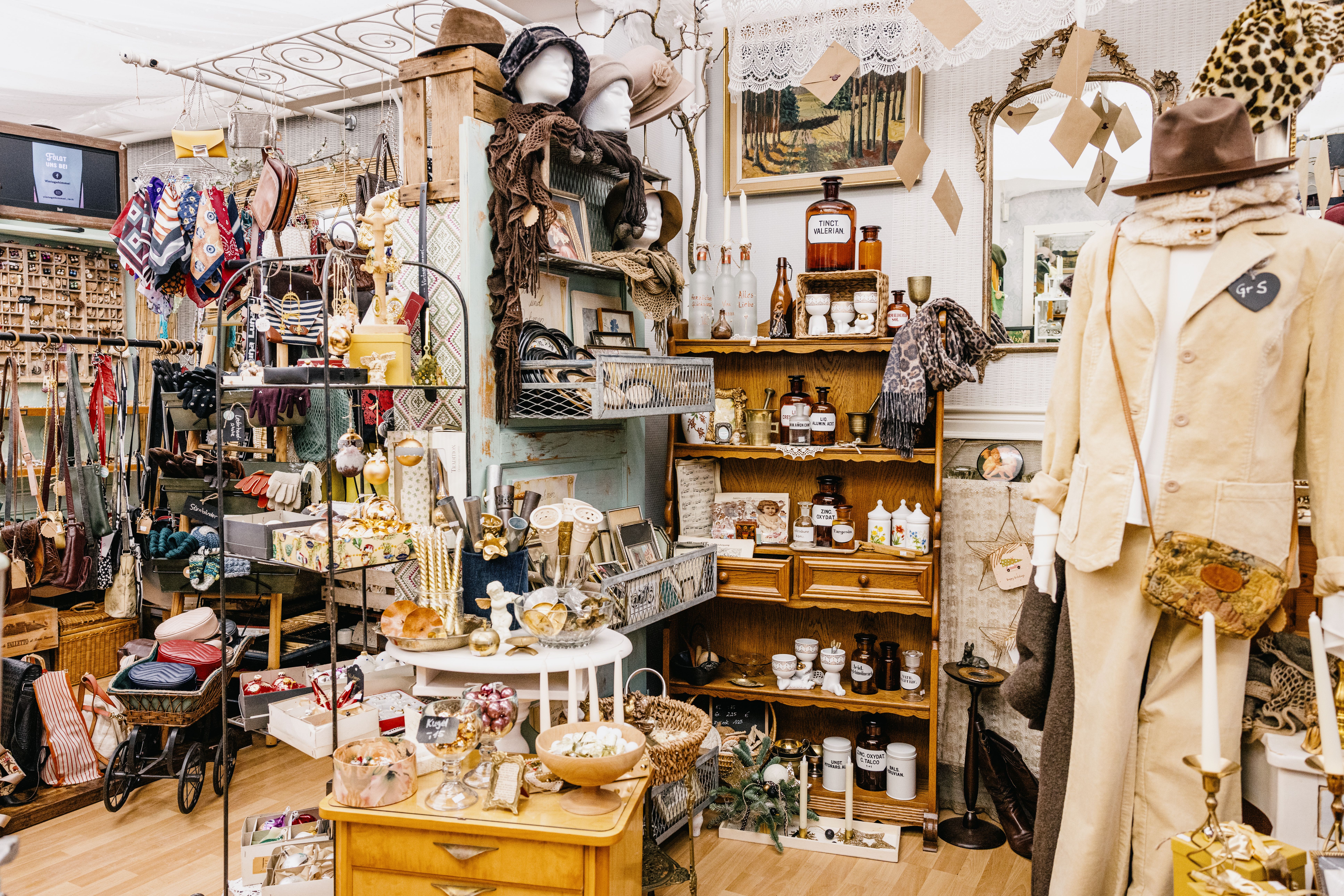 Kleidung und Dekoration im Vintagehimmel Leck