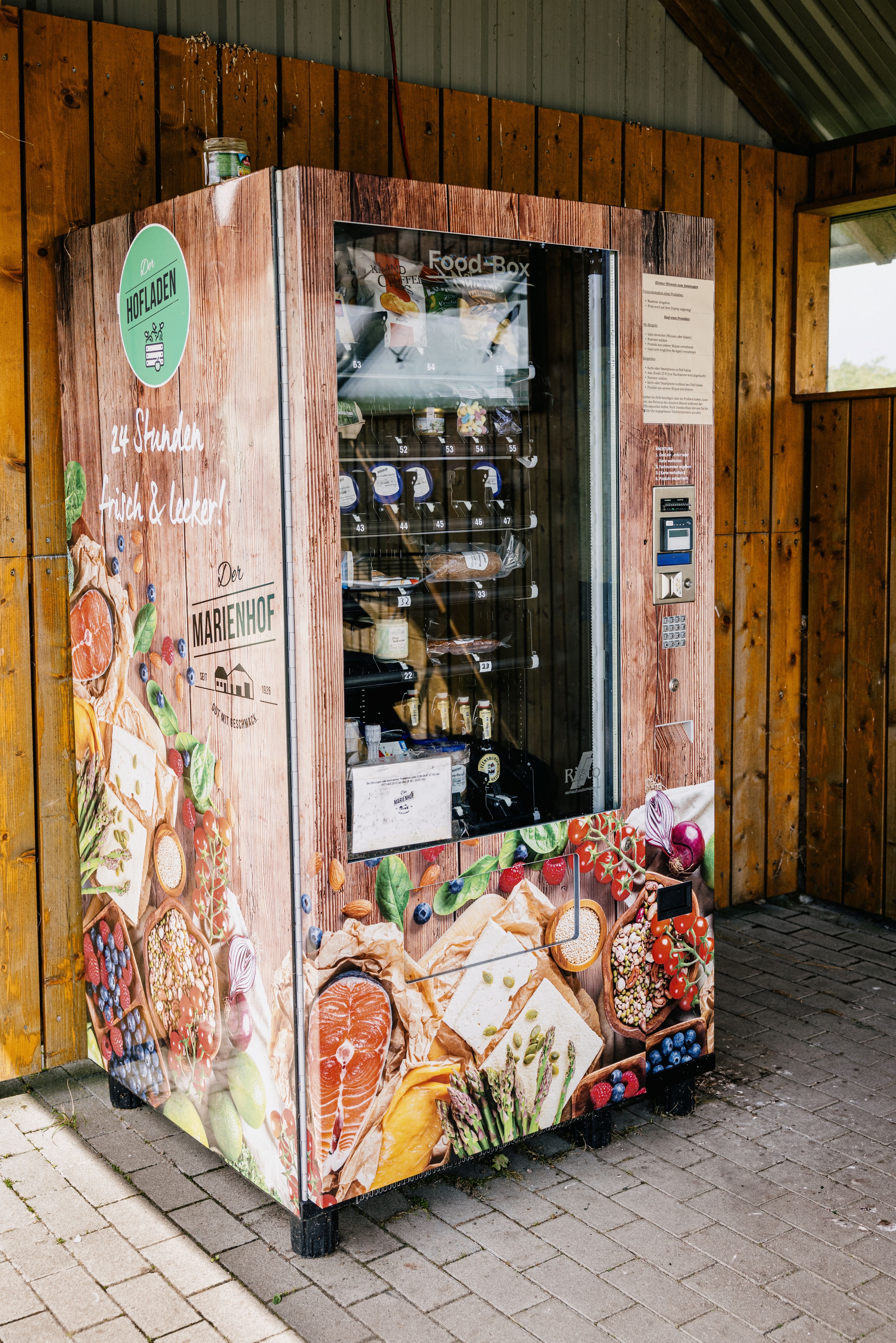 24/7 Lebensmittel aus einem der Automaten an verschiedenen Standorten in Nordfriesland