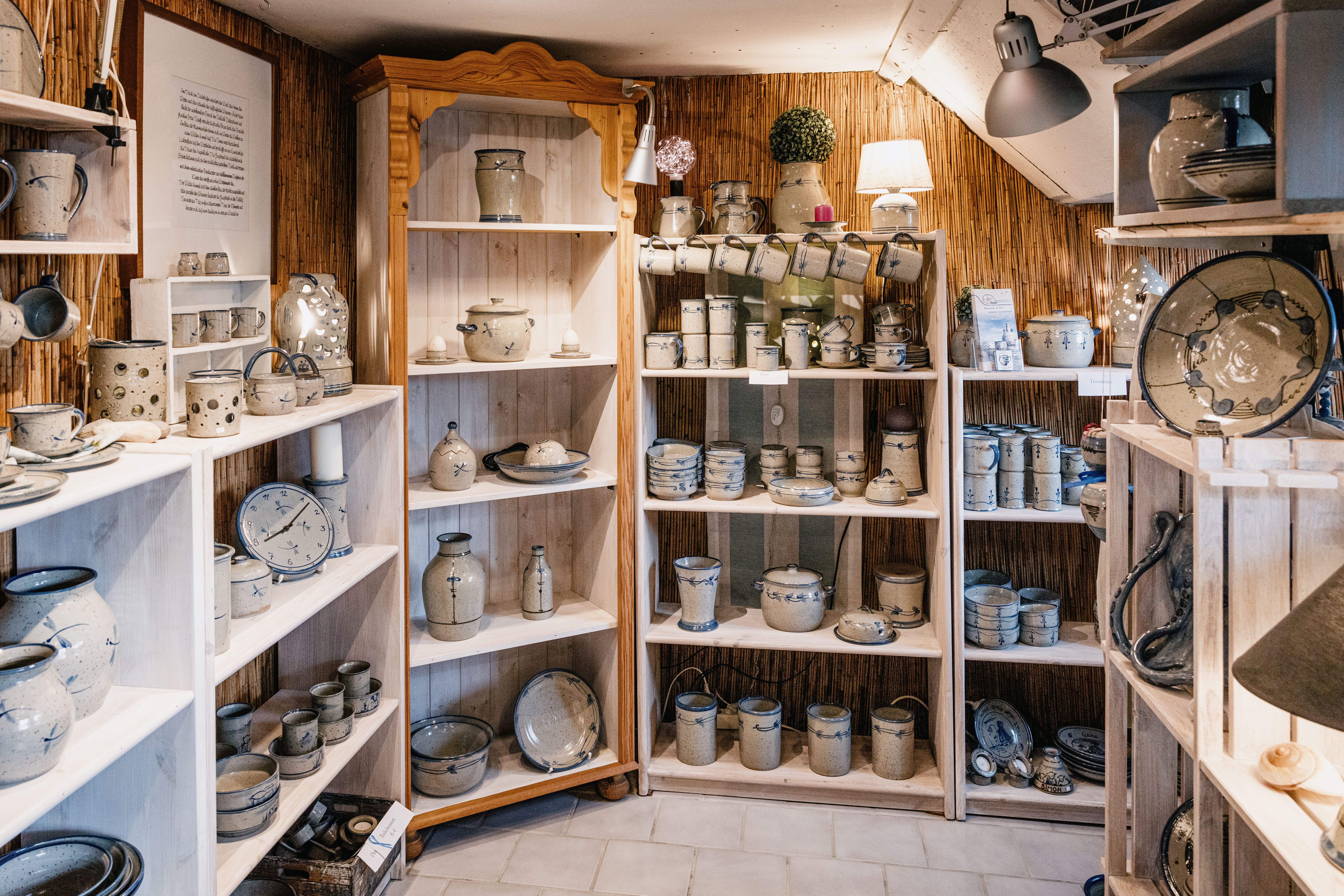 Keramik im Stil nordfriesischer Landschaft in der Süderhafen Töpferei auf Nordstrand kaufen.