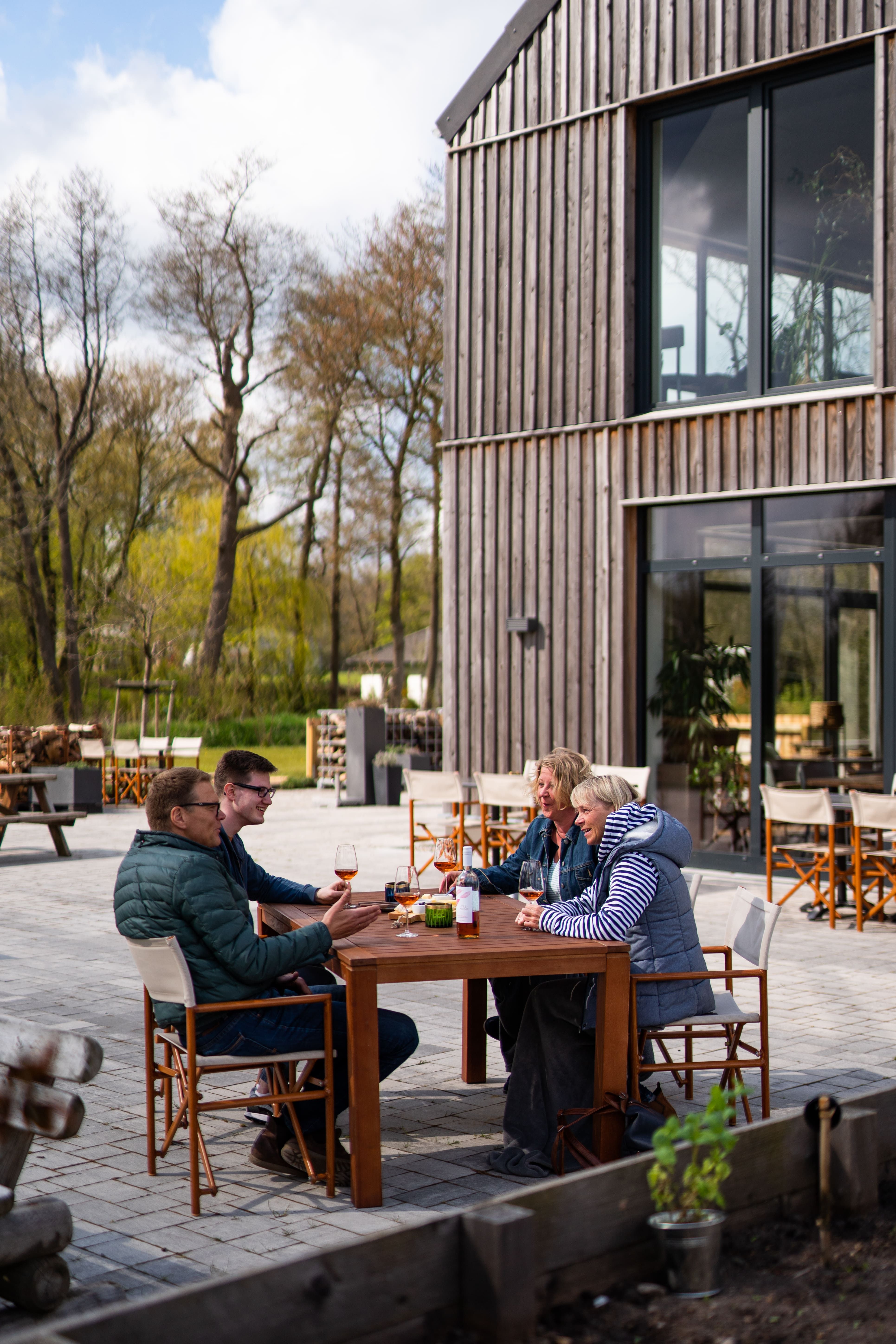Gemütliches Beisammensein bei Wein und Käse auf der Terrasse vom Backensholzer Hof.