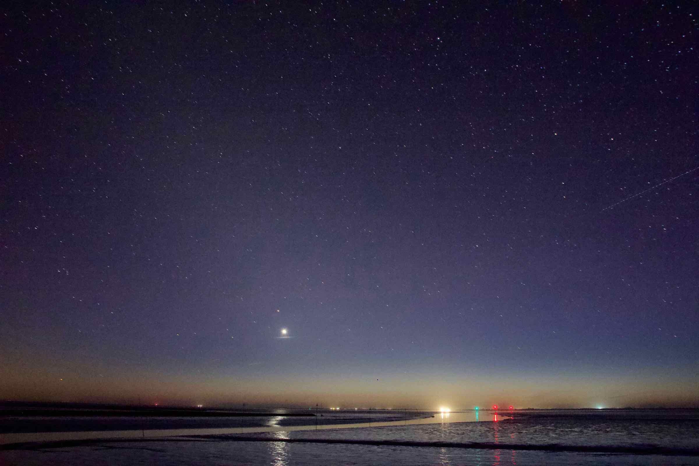 Kommen Sie mit zu einer nächtlichen Wanderung auf dem Deich. Vor der stimmungsvollen Kulisse des Wattenmeers lauschen wir der Natur, widmen uns den Lichtern am Horizont und ausgewählten Geschichten.