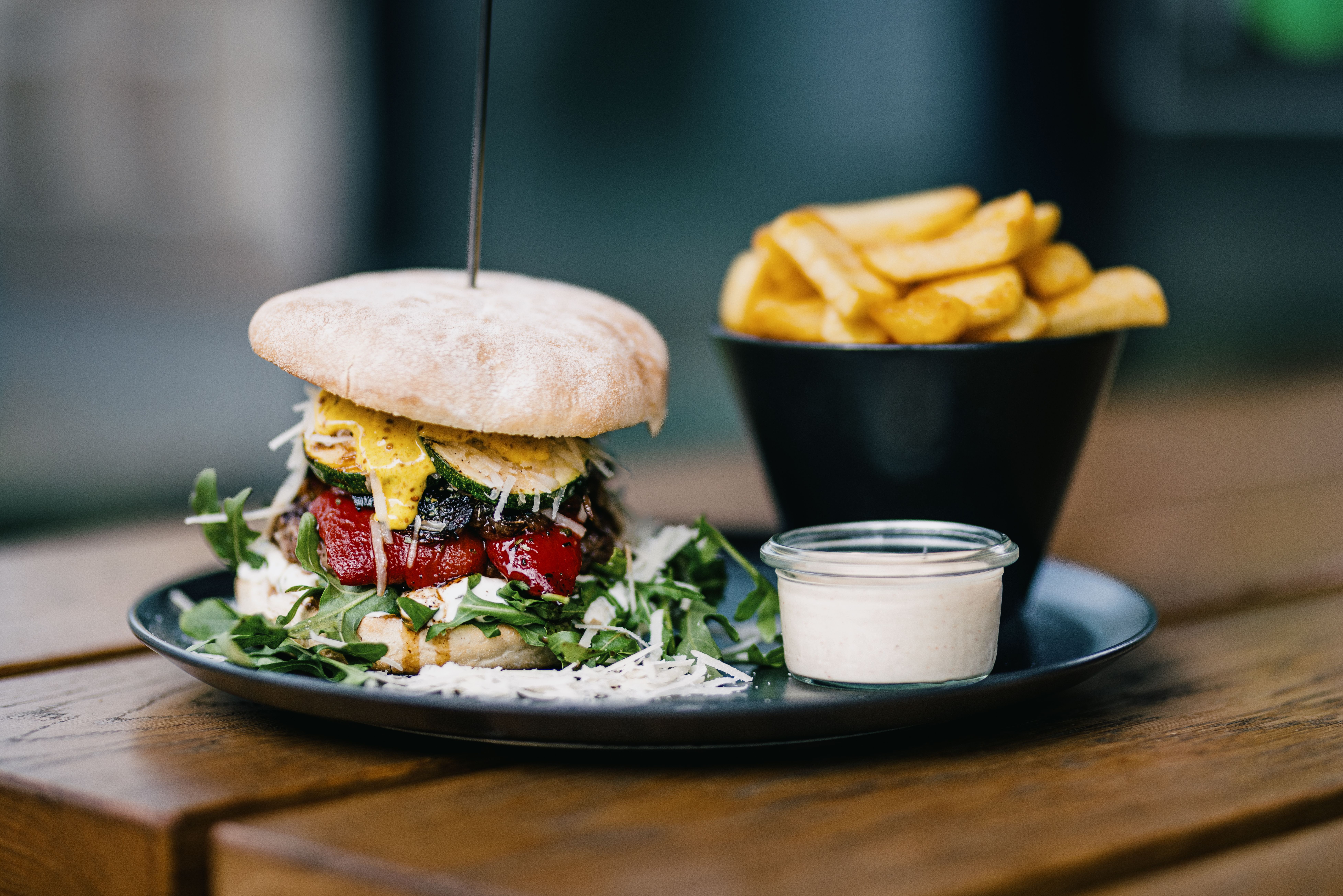 Hausgemachte Burger und Pommes in der fünfzehnbar in Bredstedt