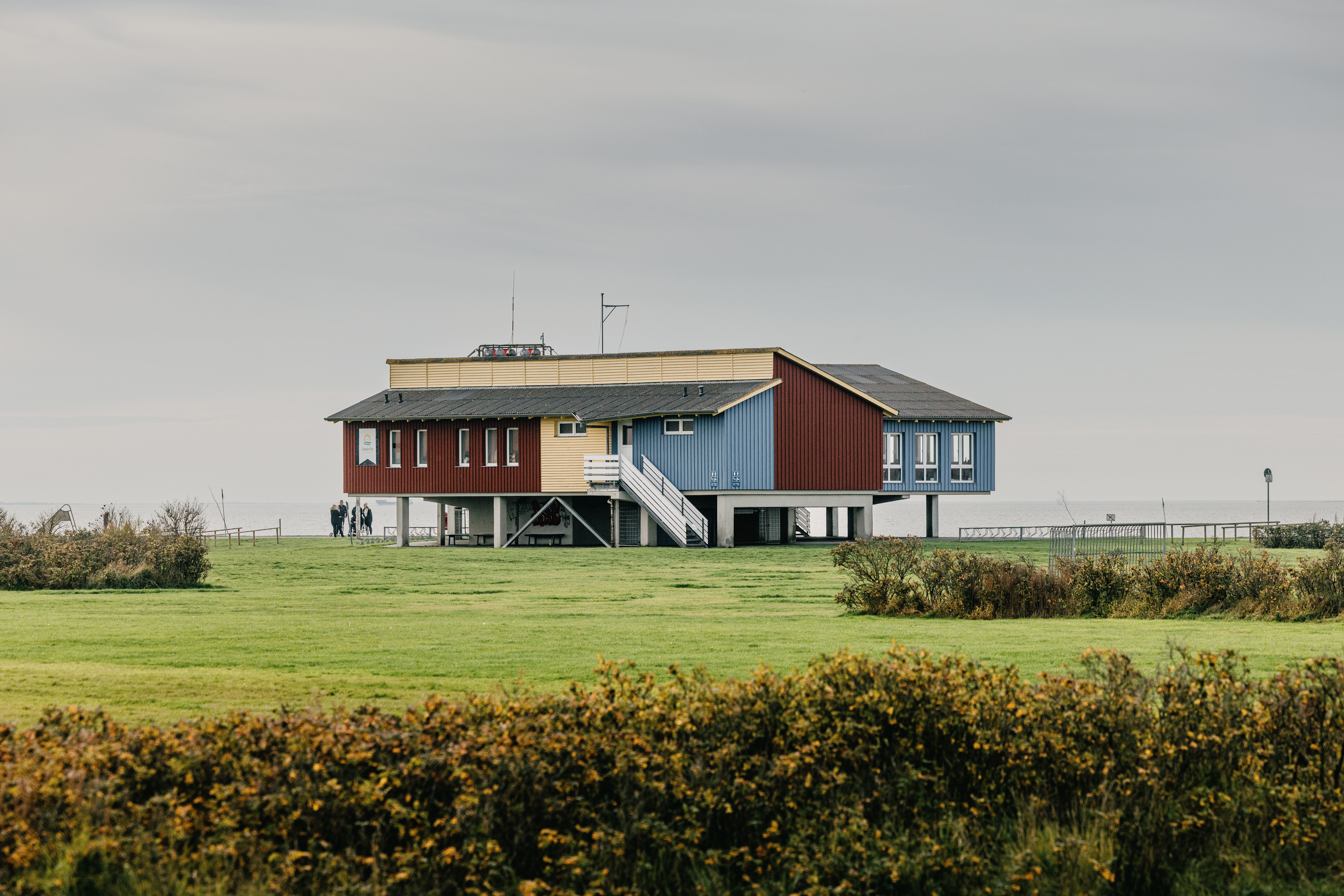 buntes Gebäude mit Imbiss und DLRG an der Dockoog-Spitze in Husum