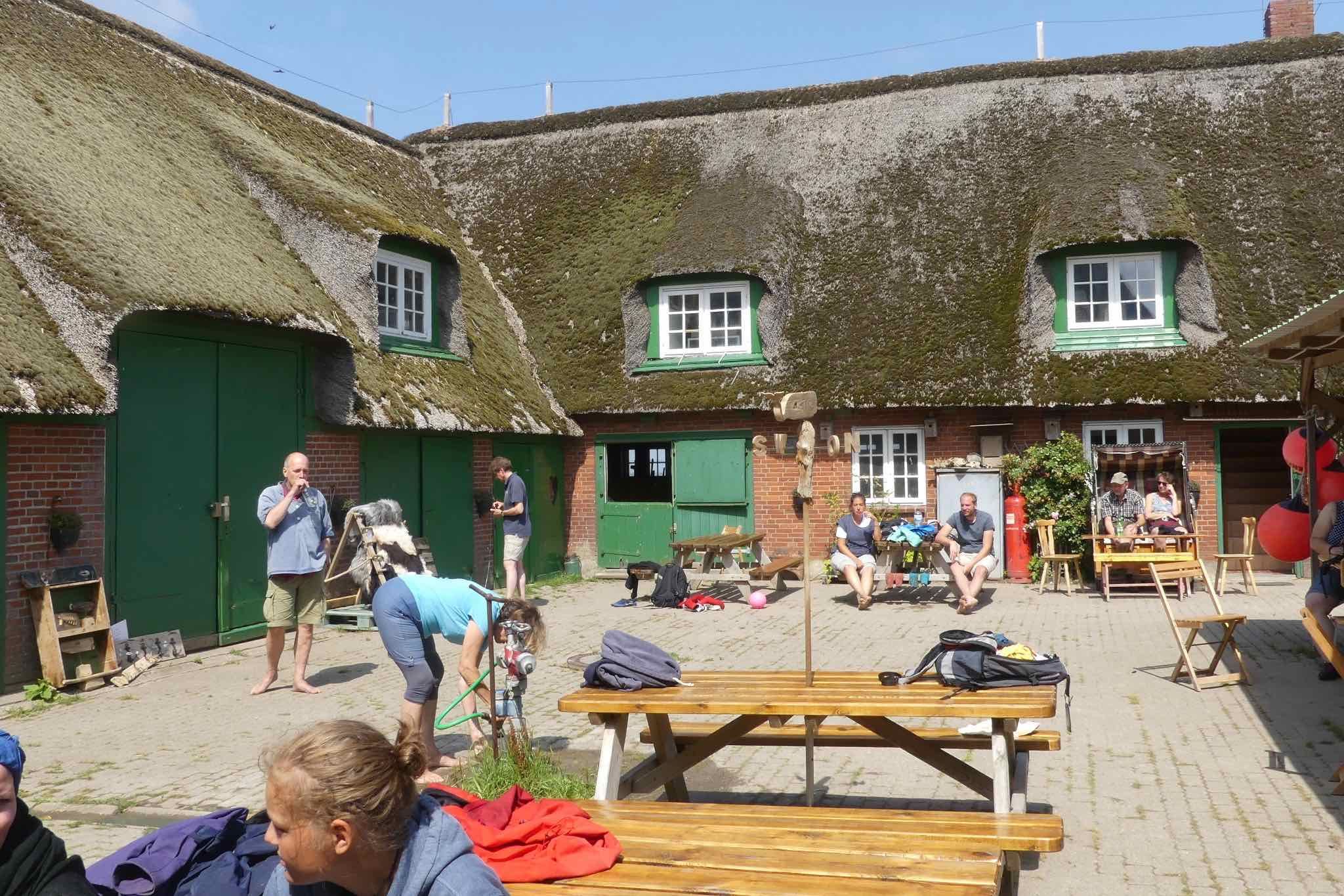 Süderoog liegt mitten im Nationalpark Schleswig-Holsteinisches Wattenmeer. Wir starten auf Pellworm und laufen 6 km bis zum Herz der Nordsee. Nach kurzem Aufenthalt und Führung auf der Hallig geht es übers Watt zurück.