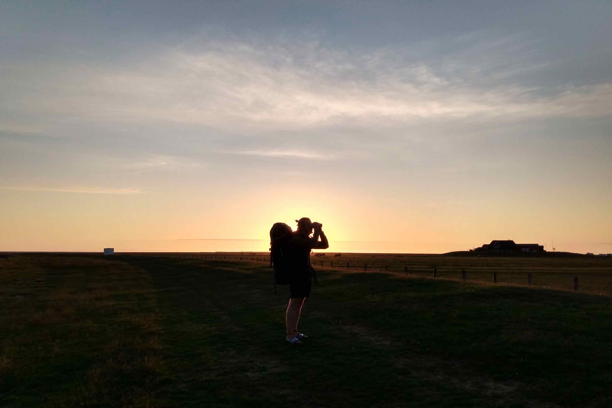 Während abends die Sonne untergeht und die Nacht hereinbricht, schauen wir uns gemeinsam die umliegenden Leuchttürme an und lauschen Gedichten und Sagen rund um Pellworm und Nordfriesland.