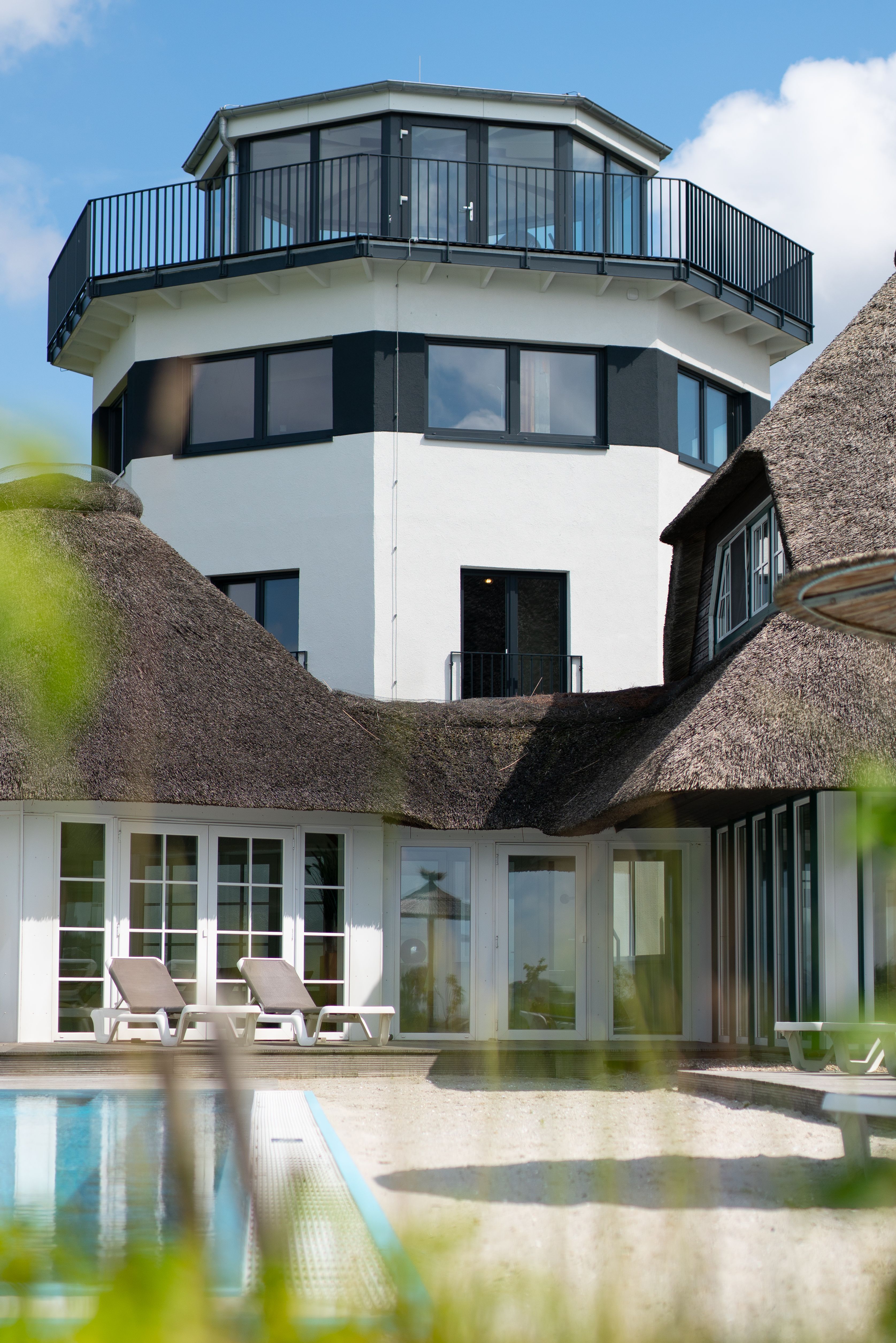 Außenansicht eines kleinen Turms, der zum Hotel gehört