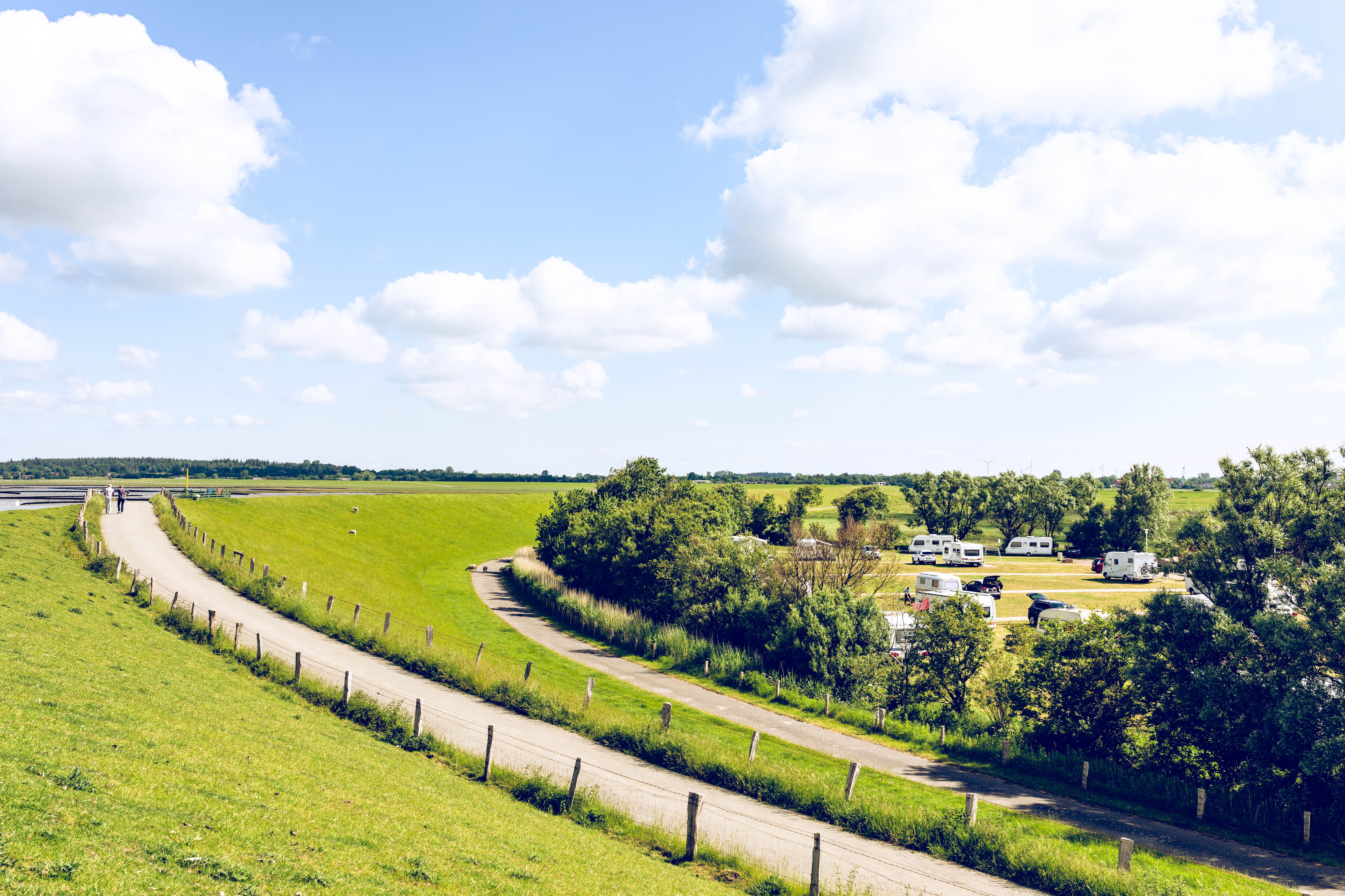 Blick vom Deich auf die Regenbogen Ferienanlage