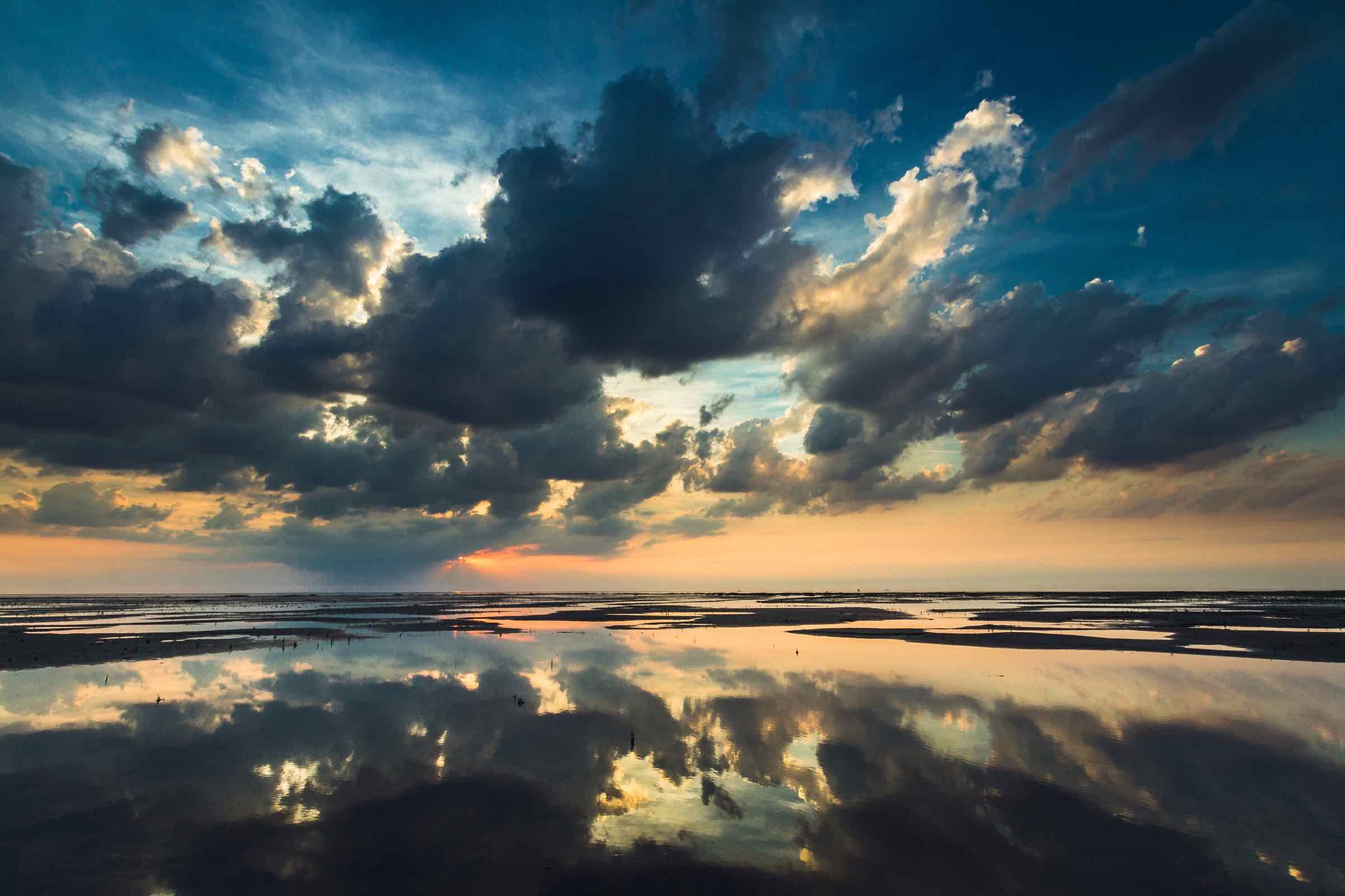 Während abends die Sonne untergeht und die Nacht hereinbricht, schauen wir uns gemeinsam die umliegenden Leuchttürme an und lauschen Gedichten und Sagen rund um Pellworm und Nordfriesland.