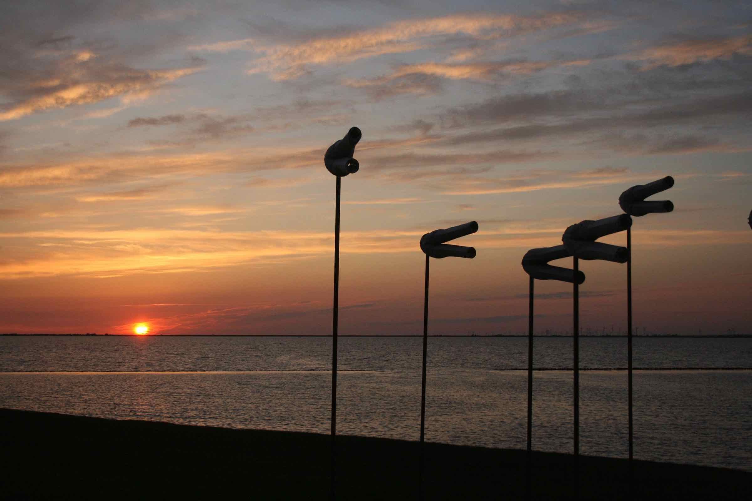 Vor der stimmungsvollen Kulisse von Nordsee und Wattenmeer lauschen wir am Abend der Natur und lyrischen Vorträgen.