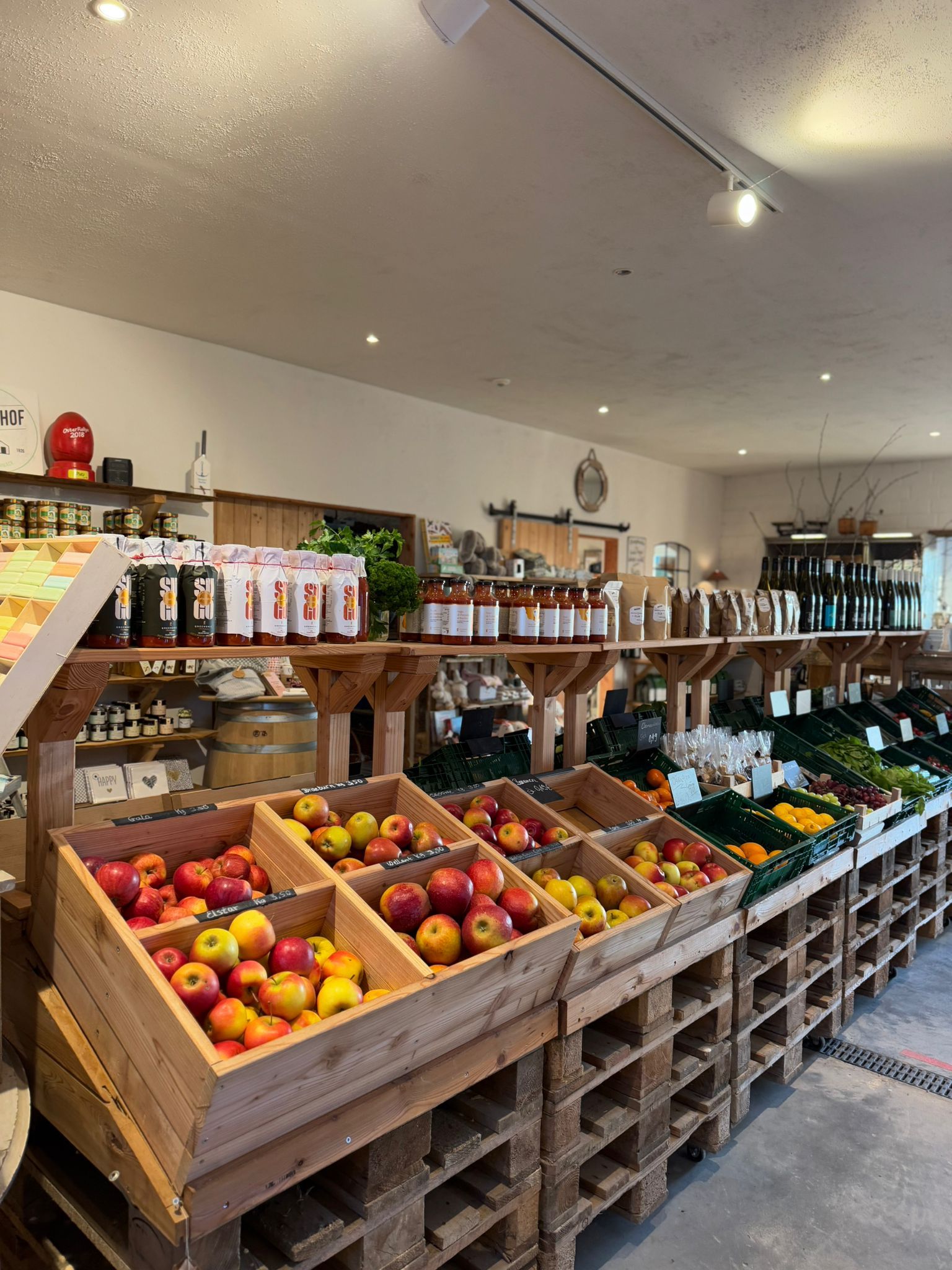 Frisches Obst und Gemüse - auch aus eigenem Anbau im Hofladen Marienhof