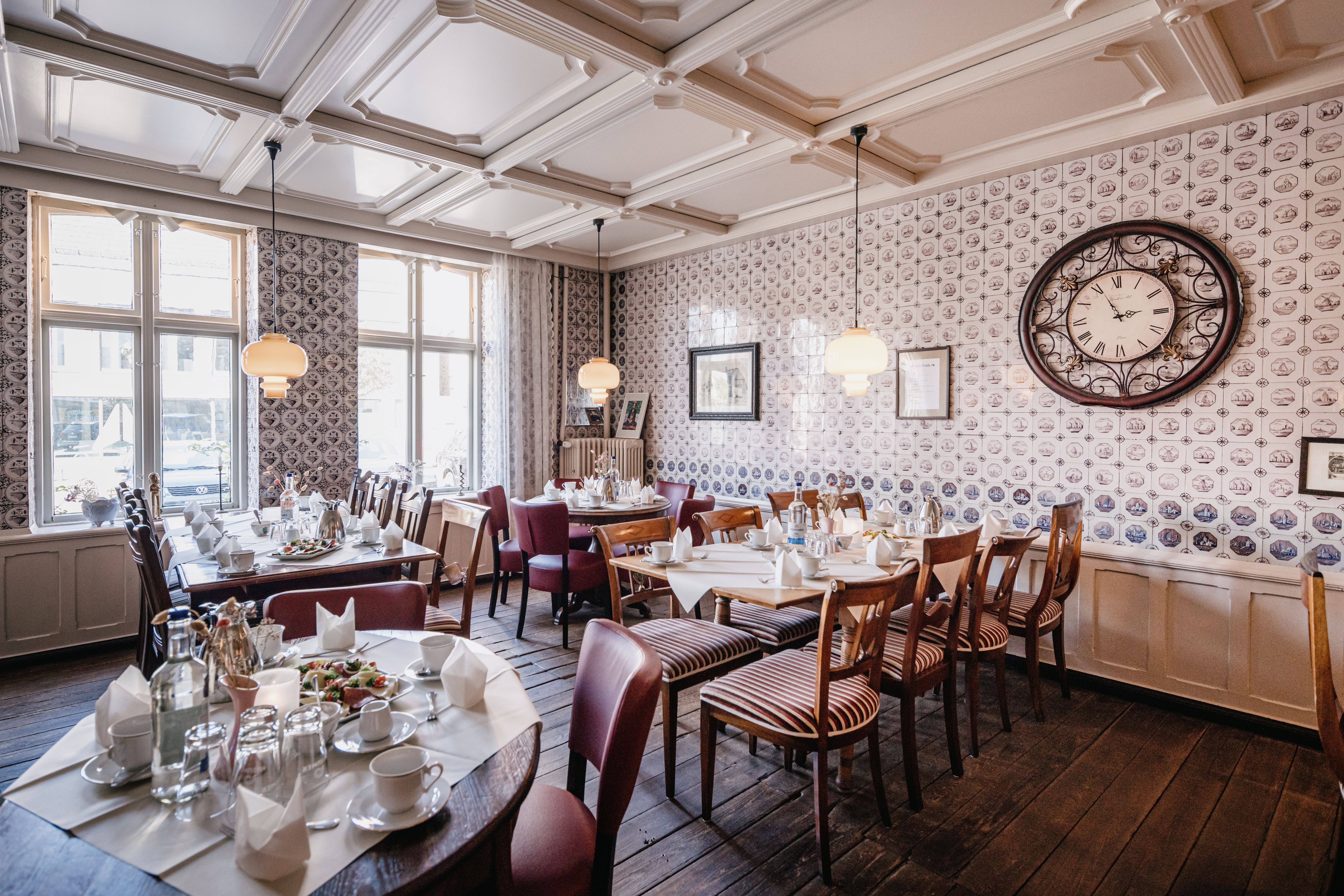 Historische Kachelstube im Café Frida in der nordfriesischen Kleinstadt Bredstedt