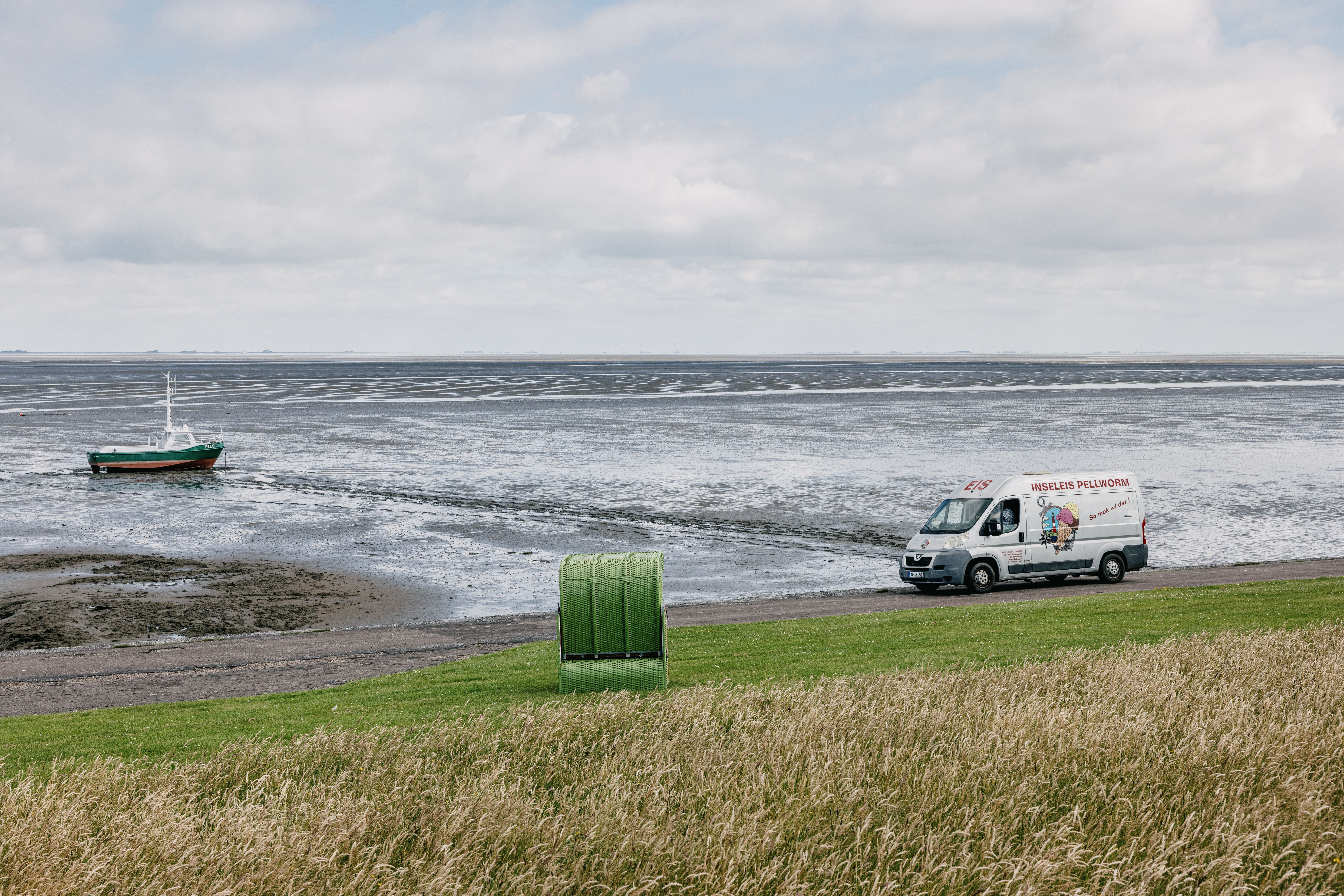 Der Eisbus vom Inseleis Pellworm fährt im Sommer über die Insel und verkauft Eis