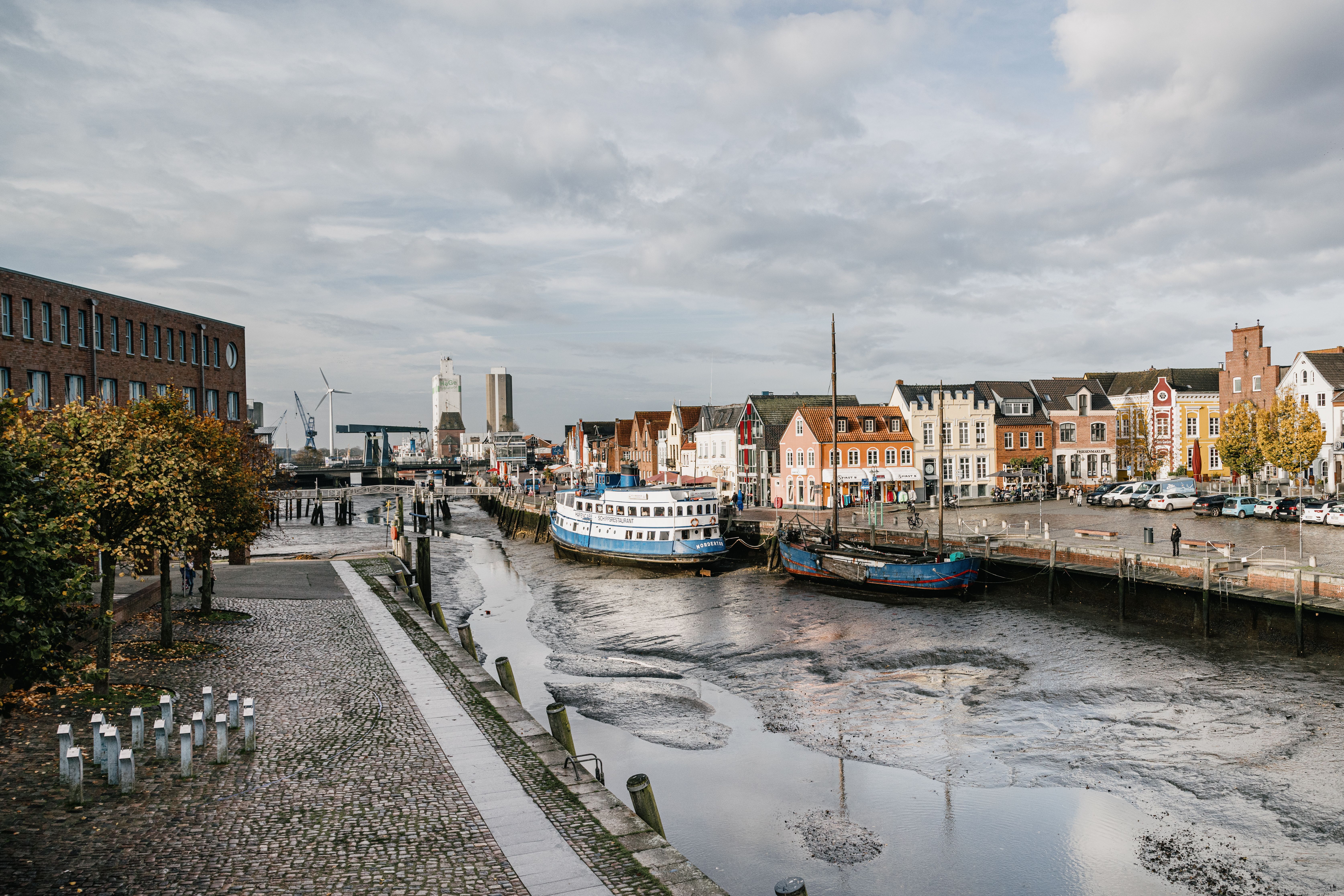 Fußläufig erreichbar von Loofs Wohnmobilhafen ist der Binnenhafen in Husum