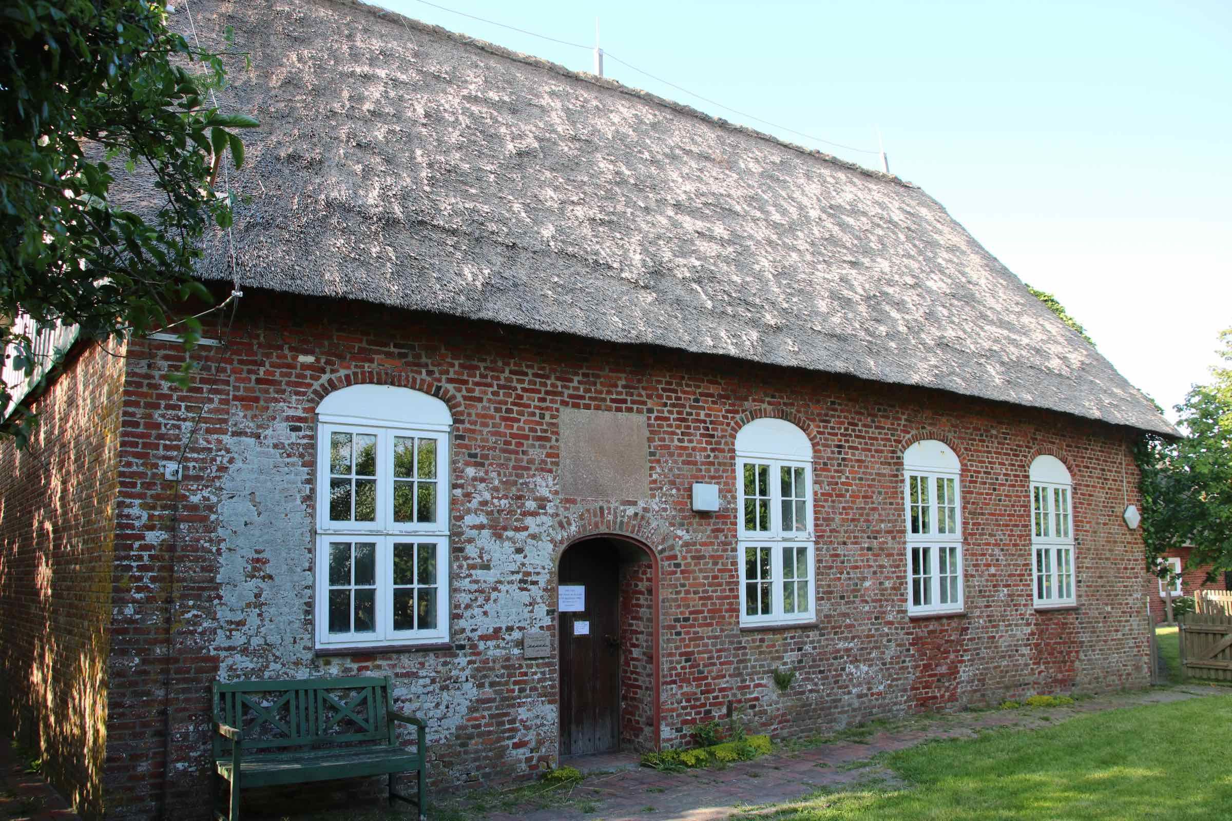 Bei dieser 4 km langen Wattwanderung wandern wir von Langeneß nach Oland. Auf Oland geben wir eine kurze Führung und besuchen die Kirche. Nach einem Kaffee geht es über das Watt wieder zurück.